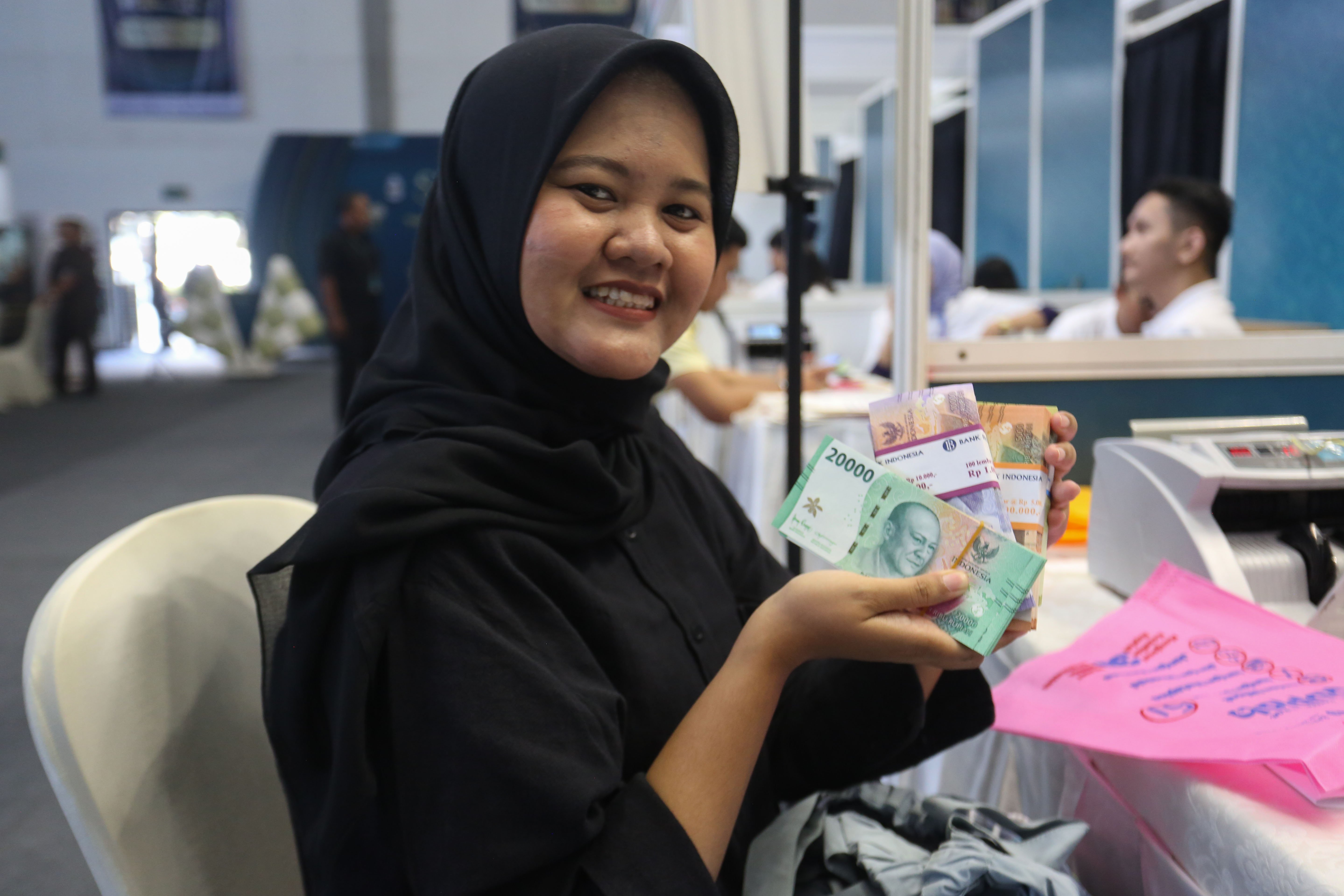 Warga menunjukkan uang baru usai melakukan penukaran pada program Semarak Rupiah Ramadan dan Berkah Idul Fitri (SERAMBI) 2026 di GBK Basket Hall, Jakarta Pusat, Jumat (13/3). Bank Indonesia membuka layanan penukaran uang baru untuk keperluan Hari Raya Idul Fitri 1447 H dengan jumlah tukar maksimal Rp 5,3 juta dan kuota 5.000 orang per harinya yang digelar hingga Minggu, 15 Maret 2026.