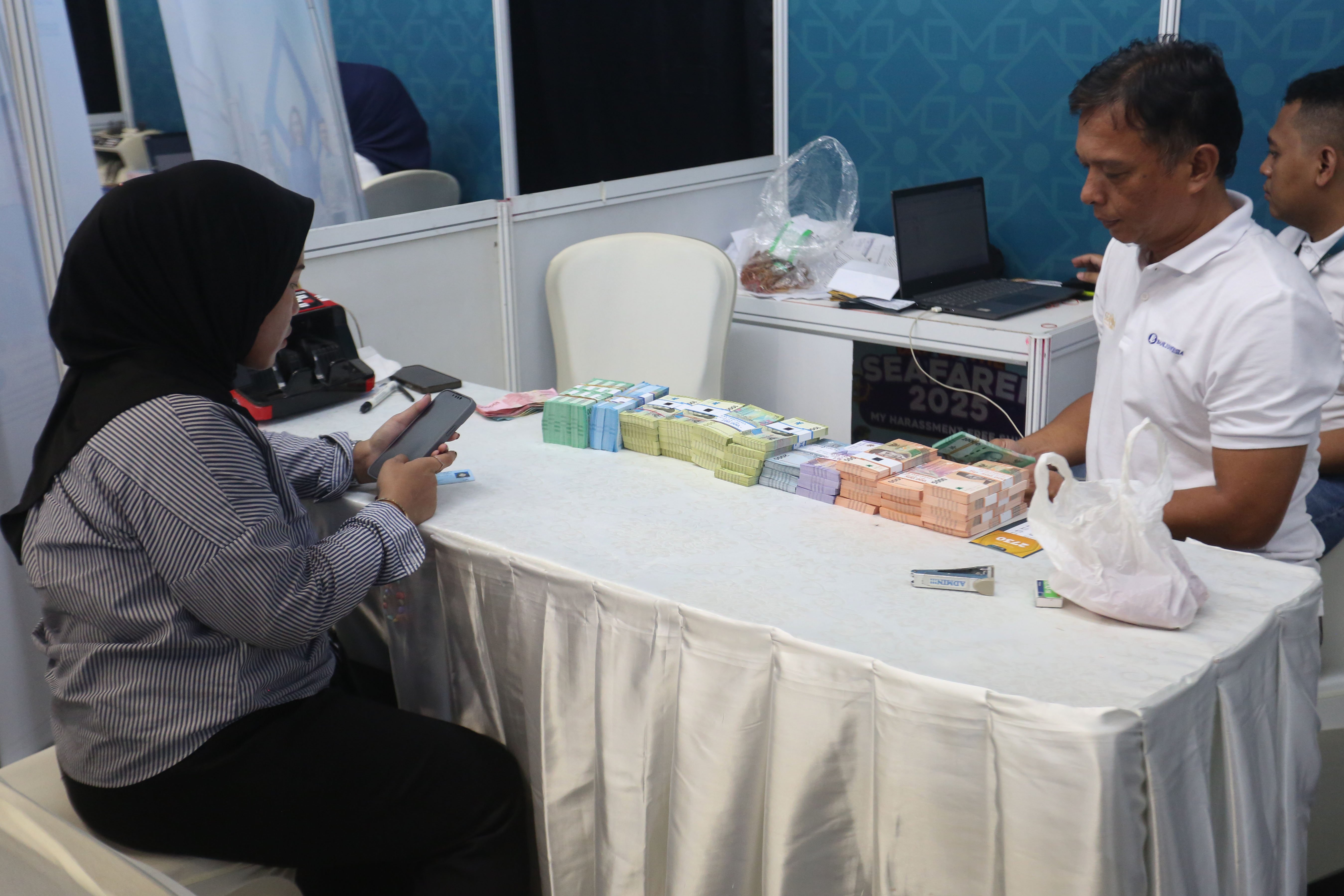 Petugas menyiapkan uang baru yang ditukarkan warga pada program Semarak Rupiah Ramadan dan Berkah Idul Fitri (SERAMBI) 2026 di GBK Basket Hall, Jakarta Pusat, Jumat (13/3). Bank Indonesia membuka layanan penukaran uang baru untuk keperluan Hari Raya Idul Fitri 1447 H dengan jumlah tukar maksimal Rp 5,3 juta dan kuota 5.000 orang per harinya yang digelar hingga Minggu, 15 Maret 2026.