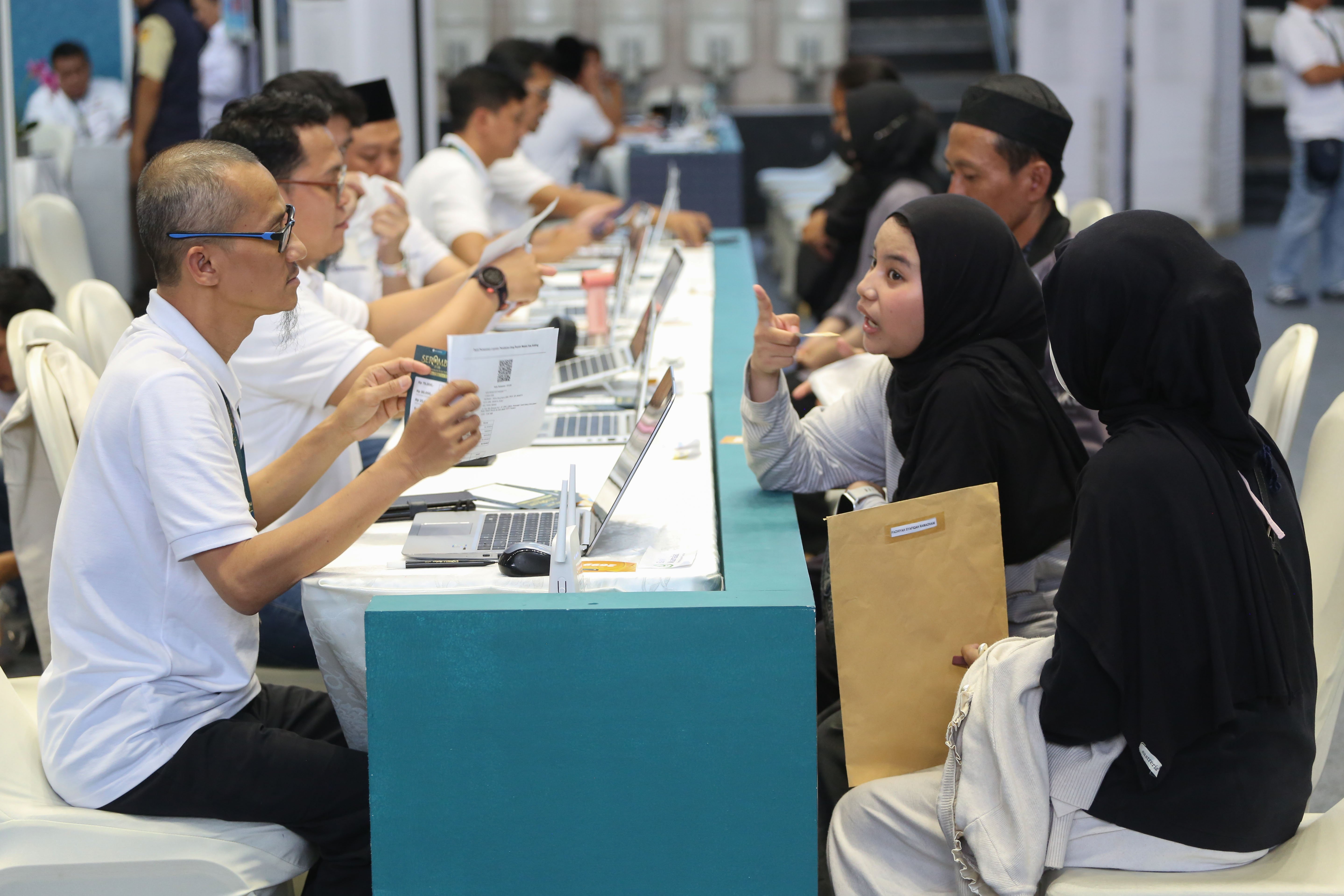 Petugas memverifikasi data warga yang akan menukarkan uang baru pada program Semarak Rupiah Ramadan dan Berkah Idul Fitri (SERAMBI) 2026 di GBK Basket Hall, Jakarta Pusat, Jumat (13/3). Bank Indonesia membuka layanan penukaran uang baru untuk keperluan Hari Raya Idul Fitri 1447 H dengan jumlah tukar maksimal Rp 5,3 juta dan kuota 5.000 orang per harinya yang digelar hingga Minggu, 15 Maret 2026.