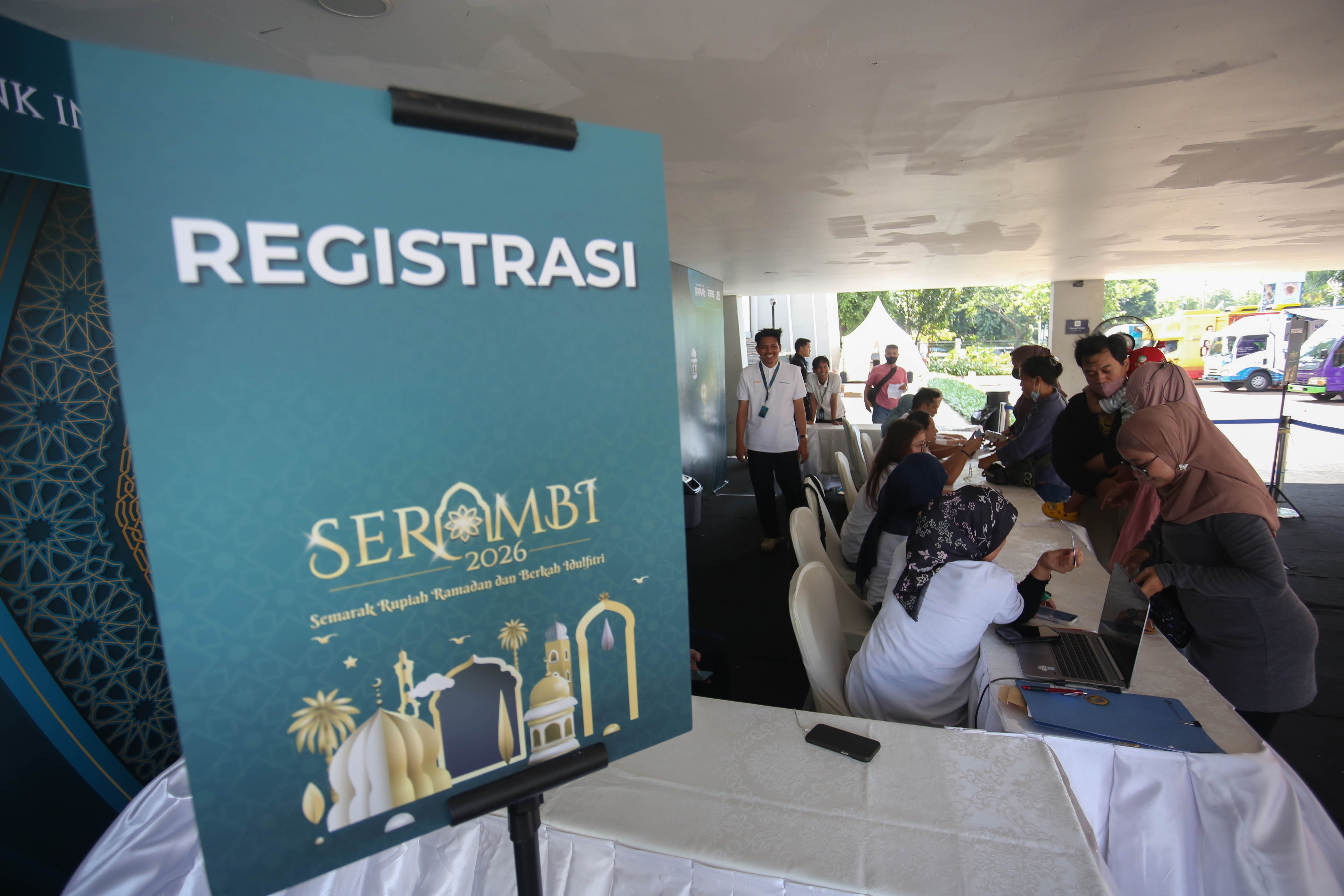 Warga mengantre untuk menukarkan uang baru pada program Semarak Rupiah Ramadan dan Berkah Idul Fitri (SERAMBI) 2026 di GBK Basket Hall, Jakarta Pusat, Jumat (13/3). Bank Indonesia membuka layanan penukaran uang baru untuk keperluan Hari Raya Idul Fitri 1447 H dengan jumlah tukar maksimal Rp 5,3 juta dan kuota 5.000 orang per harinya yang digelar hingga Minggu, 15 Maret 2026.