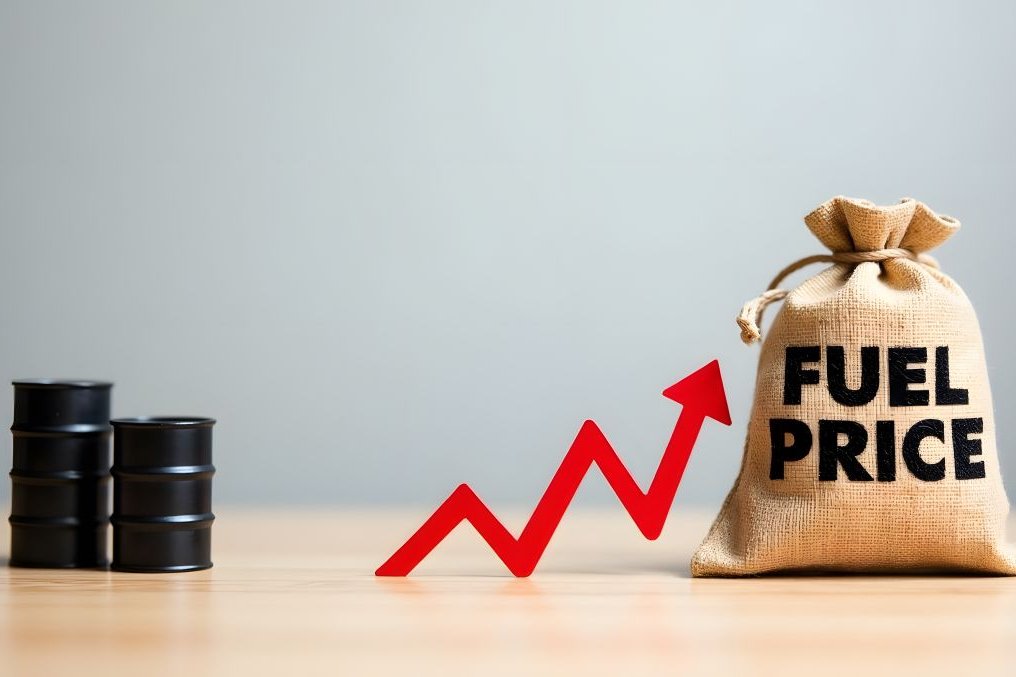 Ilustrasi kenaikan harga minyak. Iran memperingatkan harga minyak dunia bisa tembus US$ 200 per barel seiring dengan penutupan Selat Hormuz dan intensitas serangan Iran terhadap kapal-kapal asing di perairan Teluk Persia. 