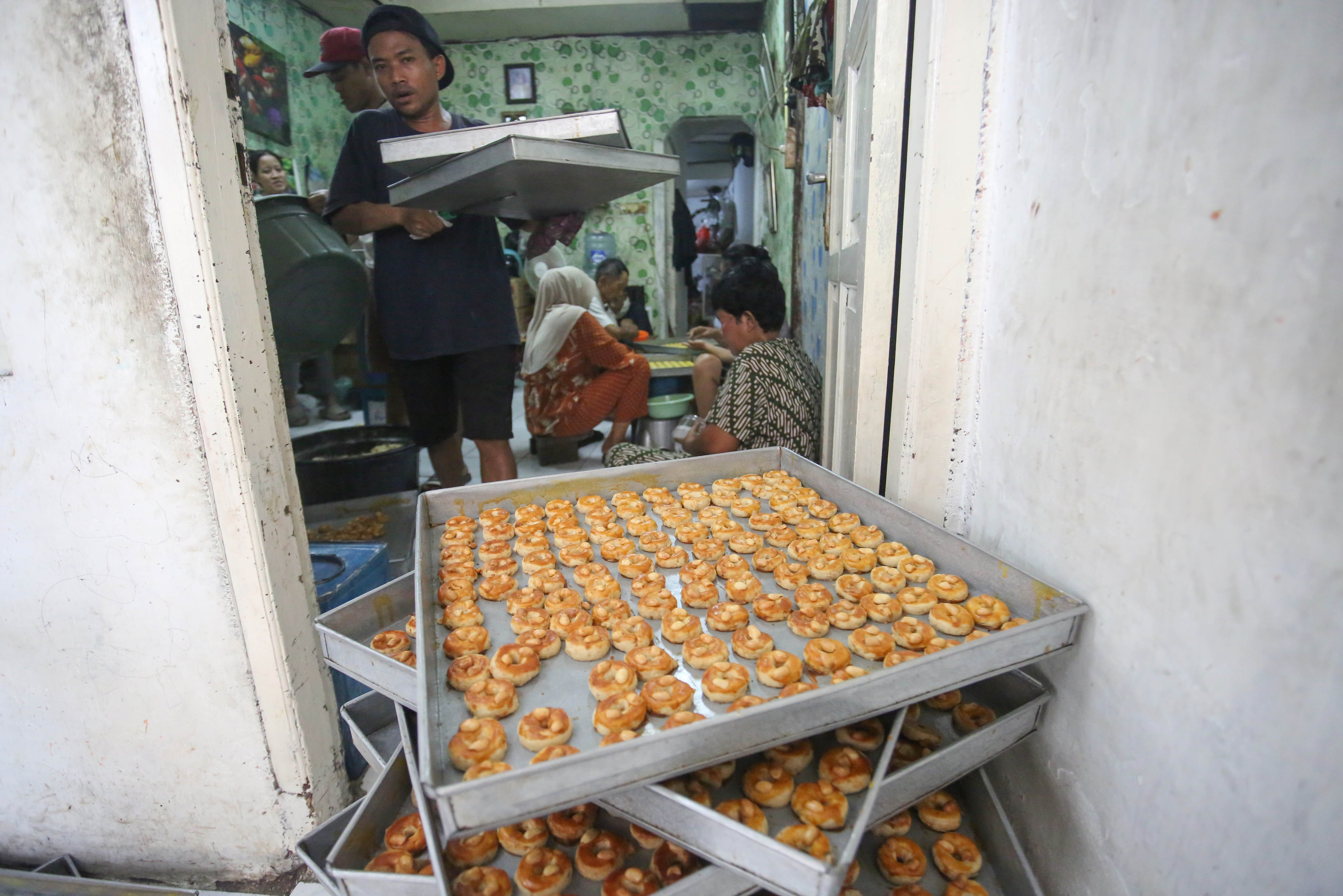 Pekerja menyelesaikan pembuatan kue kering di usaha rumahan Jalan Kembang XI, Kwitang, Senen, Jakarta Pusat, Berdasarkan keterangan Imam (59) selaku pemilik usaha, sepekan menjelang Hari Raya Idul Fitri 1447 H terjadi lonjakan permintaan kue kering dengan mampu memproduksi hingga 30 kaleng per harinya.