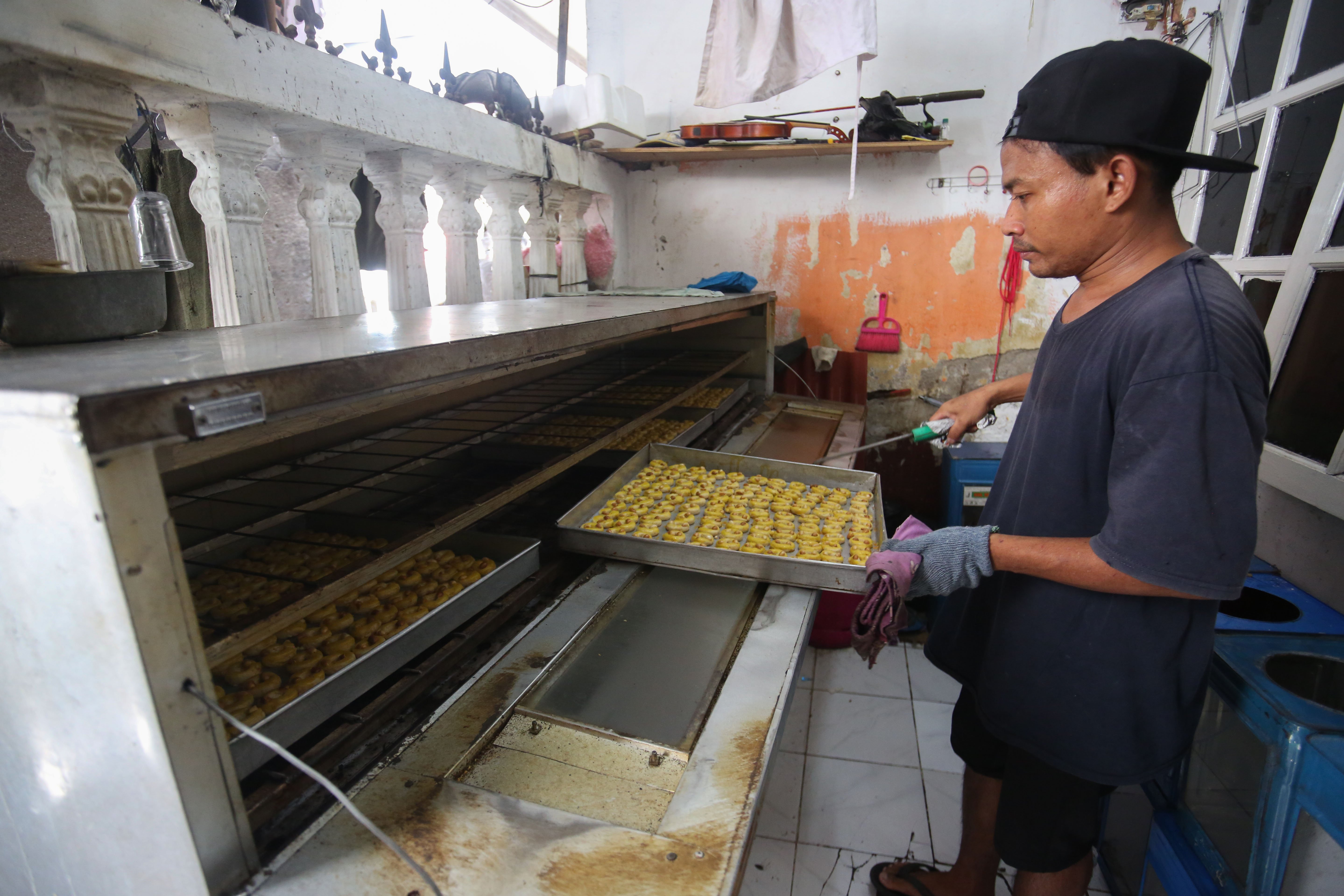 Pekerja menyelesaikan pembuatan kue kering di usaha rumahan Jalan Kembang XI, Kwitang, Senen, Jakarta Pusat, Berdasarkan keterangan Imam (59) selaku pemilik usaha, sepekan menjelang Hari Raya Idul Fitri 1447 H terjadi lonjakan permintaan kue kering dengan mampu memproduksi hingga 30 kaleng per harinya.