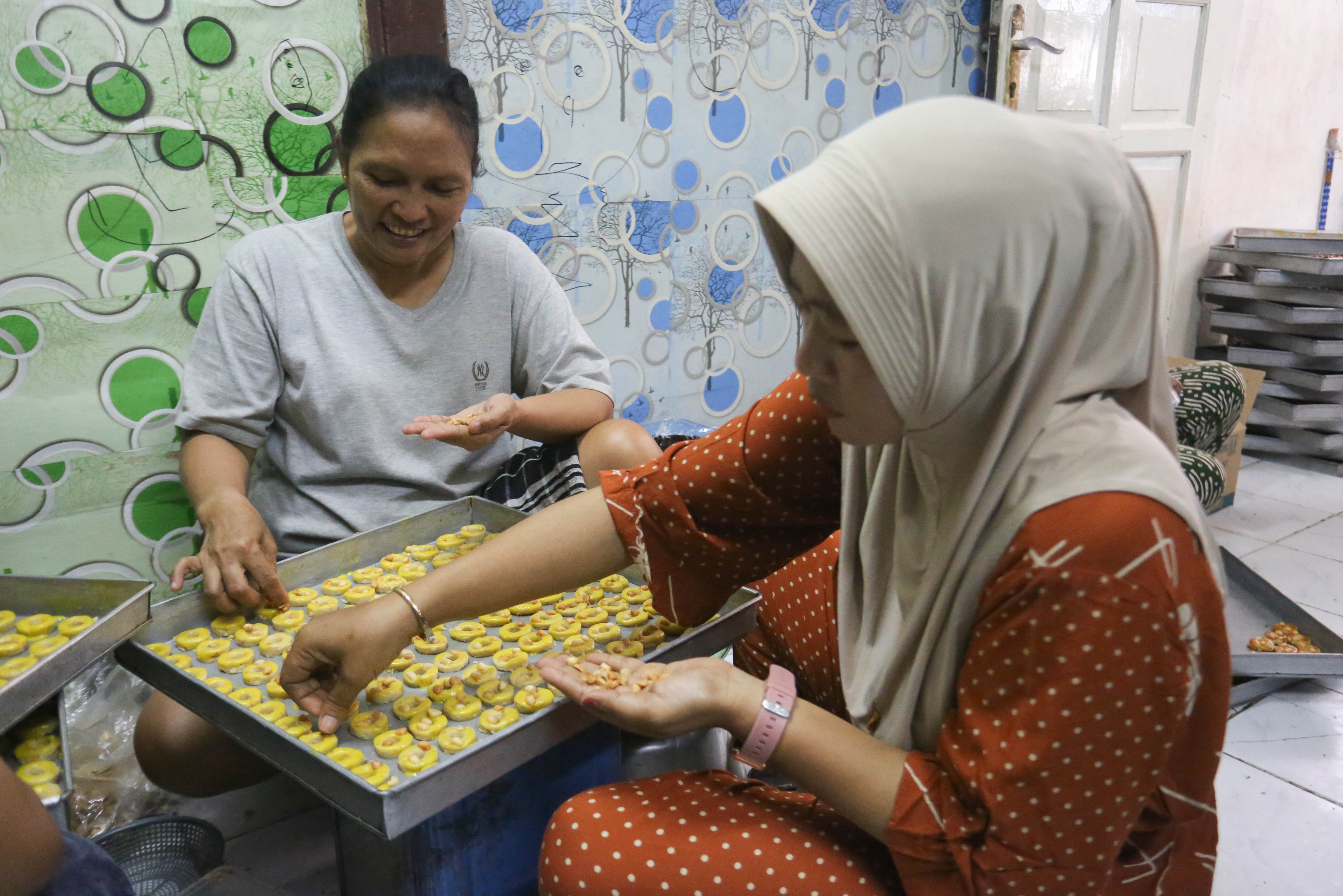 Pekerja menyelesaikan pembuatan kue kering di usaha rumahan Jalan Kembang XI, Kwitang, Senen, Jakarta Pusat, Berdasarkan keterangan Imam (59) selaku pemilik usaha, sepekan menjelang Hari Raya Idul Fitri 1447 H terjadi lonjakan permintaan kue kering dengan mampu memproduksi hingga 30 kaleng per harinya.