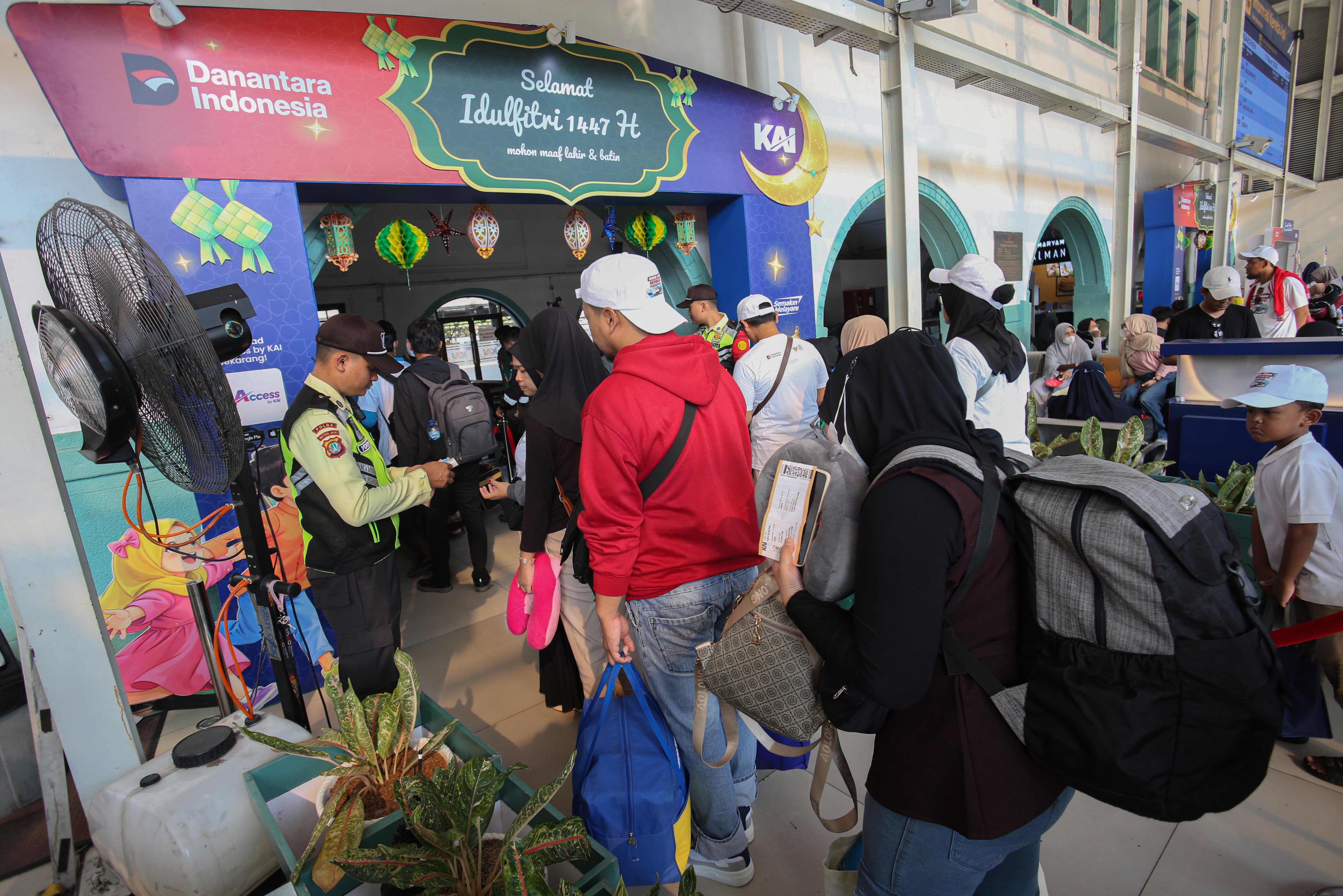 Pemudik mengantre untuk memasuki peron di Stasiun Pasar Senen, Jakarta, Selasa (17/3/2026). Empat hari menjelang Hari Raya Idul Fitri 1447 Hijriah, sebanyak 24.536 pemudik berangkat menggunakan kereta api jarak jauh dari Stasiun Pasar Senen.