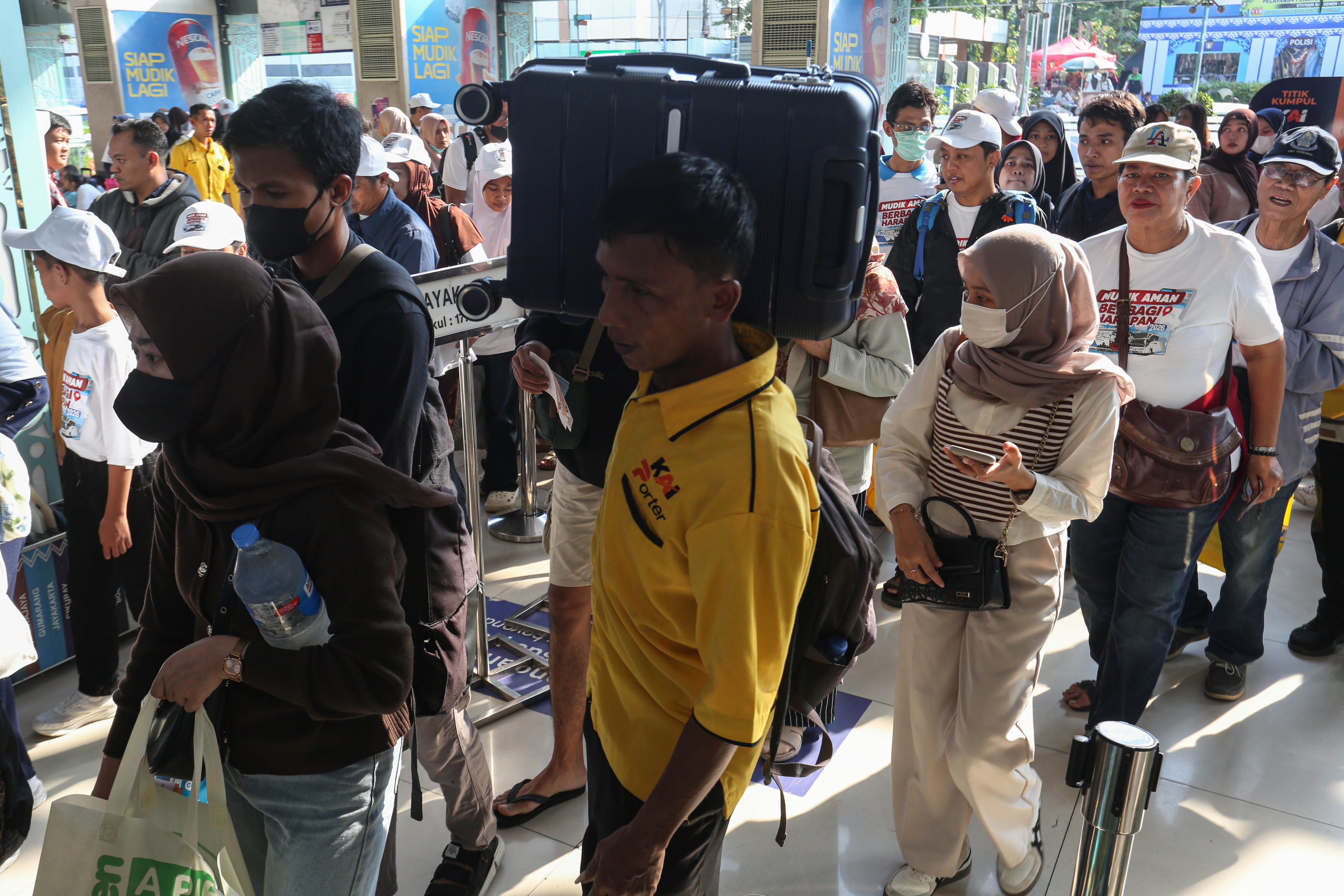 Pemudik mengantre untuk memasuki peron di Stasiun Pasar Senen, Jakarta, Selasa (17/3/2026). Empat hari menjelang Hari Raya Idul Fitri 1447 Hijriah, sebanyak 24.536 pemudik berangkat menggunakan kereta api jarak jauh dari Stasiun Pasar Senen.