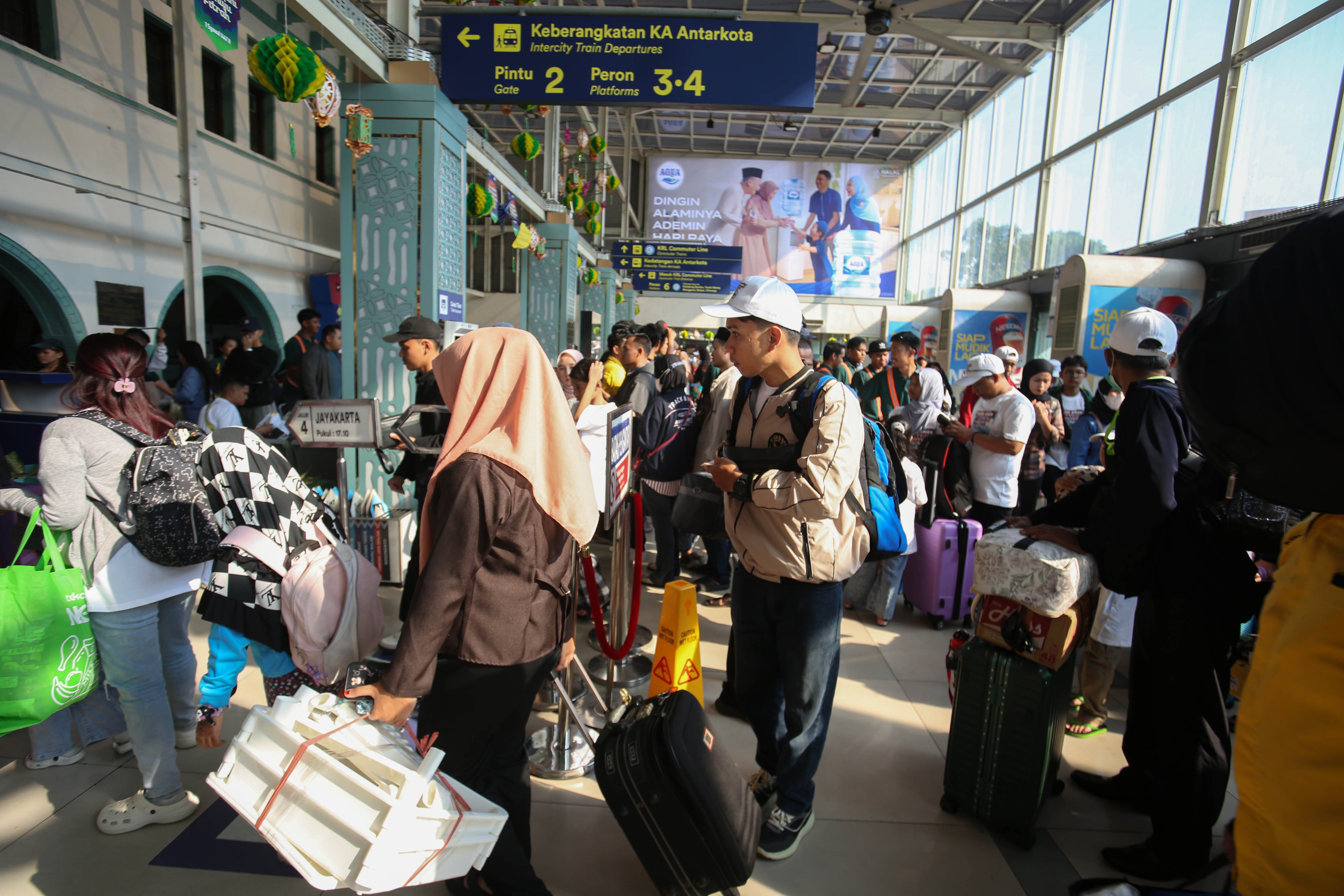 Pemudik mengantre untuk memasuki peron di Stasiun Pasar Senen, Jakarta, Selasa (17/3/2026). Empat hari menjelang Hari Raya Idul Fitri 1447 Hijriah, sebanyak 24.536 pemudik berangkat menggunakan kereta api jarak jauh dari Stasiun Pasar Senen.