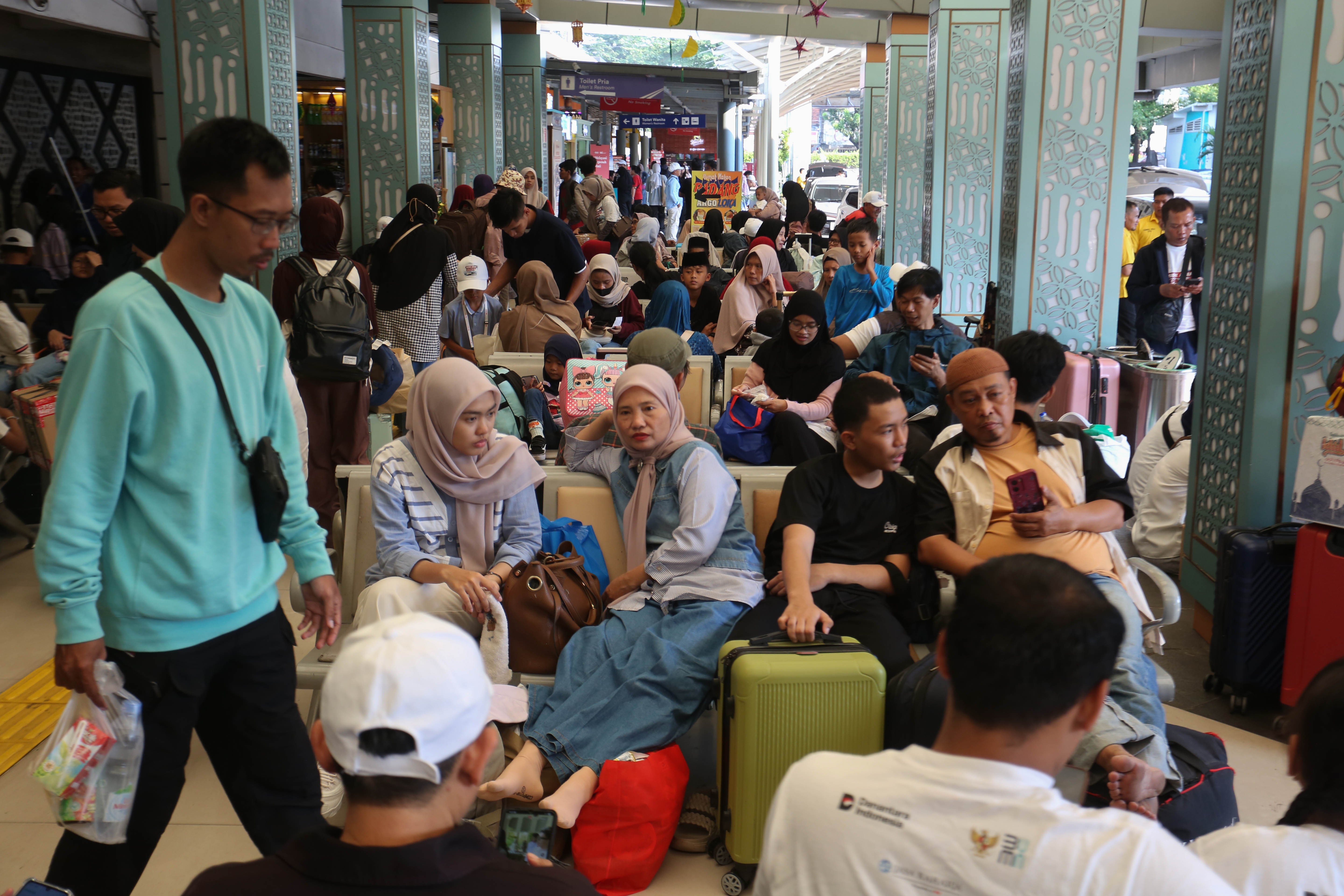 Pemudik menunggu keberangkatan kereta api di Stasiun Pasar Senen, Jakarta, Selasa (17/3/2026). Empat hari menjelang Hari Raya Idul Fitri 1447 Hijriah, sebanyak 24.536 pemudik berangkat menggunakan kereta api jarak jauh dari Stasiun Pasar Senen.