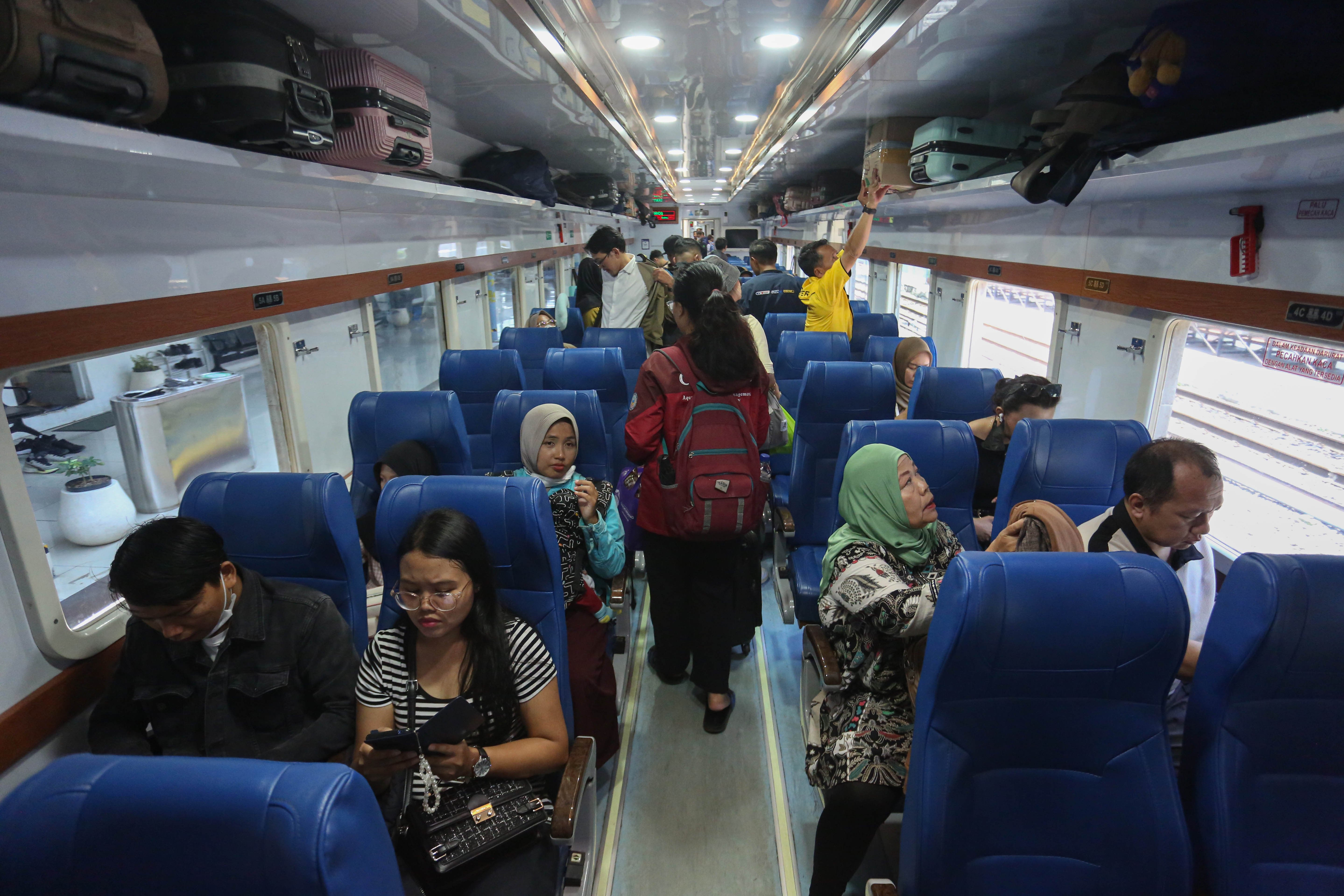 Pemudik berada di dalam gerbong kereta api jarak jauh yang akan berangkat dari Stasiun Pasar Senen, Jakarta, Selasa (17/3/2026). Empat hari menjelang Hari Raya Idul Fitri 1447 Hijriah, sebanyak 24.536 pemudik berangkat menggunakan kereta api jarak jauh dari Stasiun Pasar Senen.