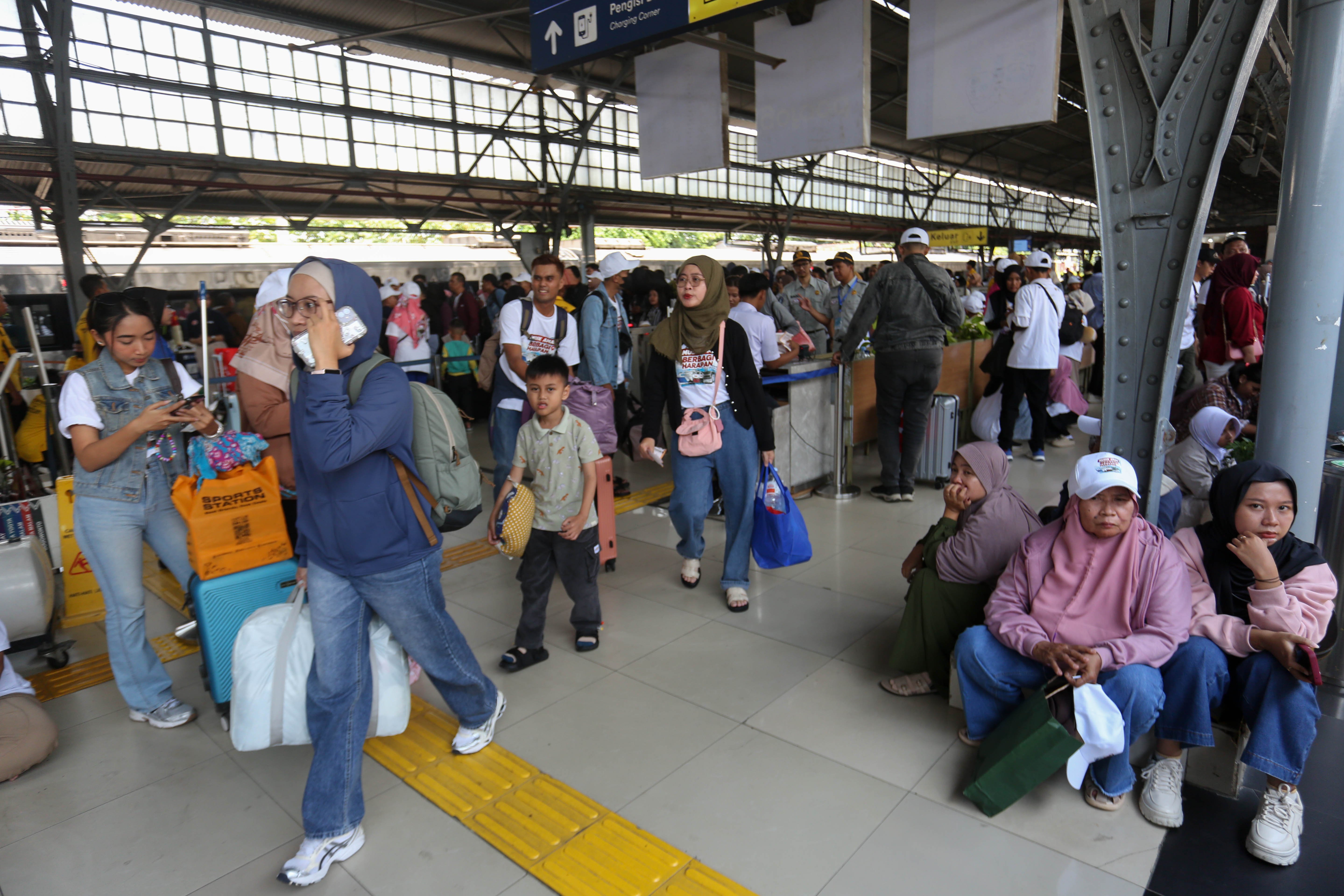Pemudik menunggu keberangkatan kereta api di Stasiun Pasar Senen, Jakarta, Selasa (17/3/2026). Empat hari menjelang Hari Raya Idul Fitri 1447 Hijriah, sebanyak 24.536 pemudik berangkat menggunakan kereta api jarak jauh dari Stasiun Pasar Senen.
