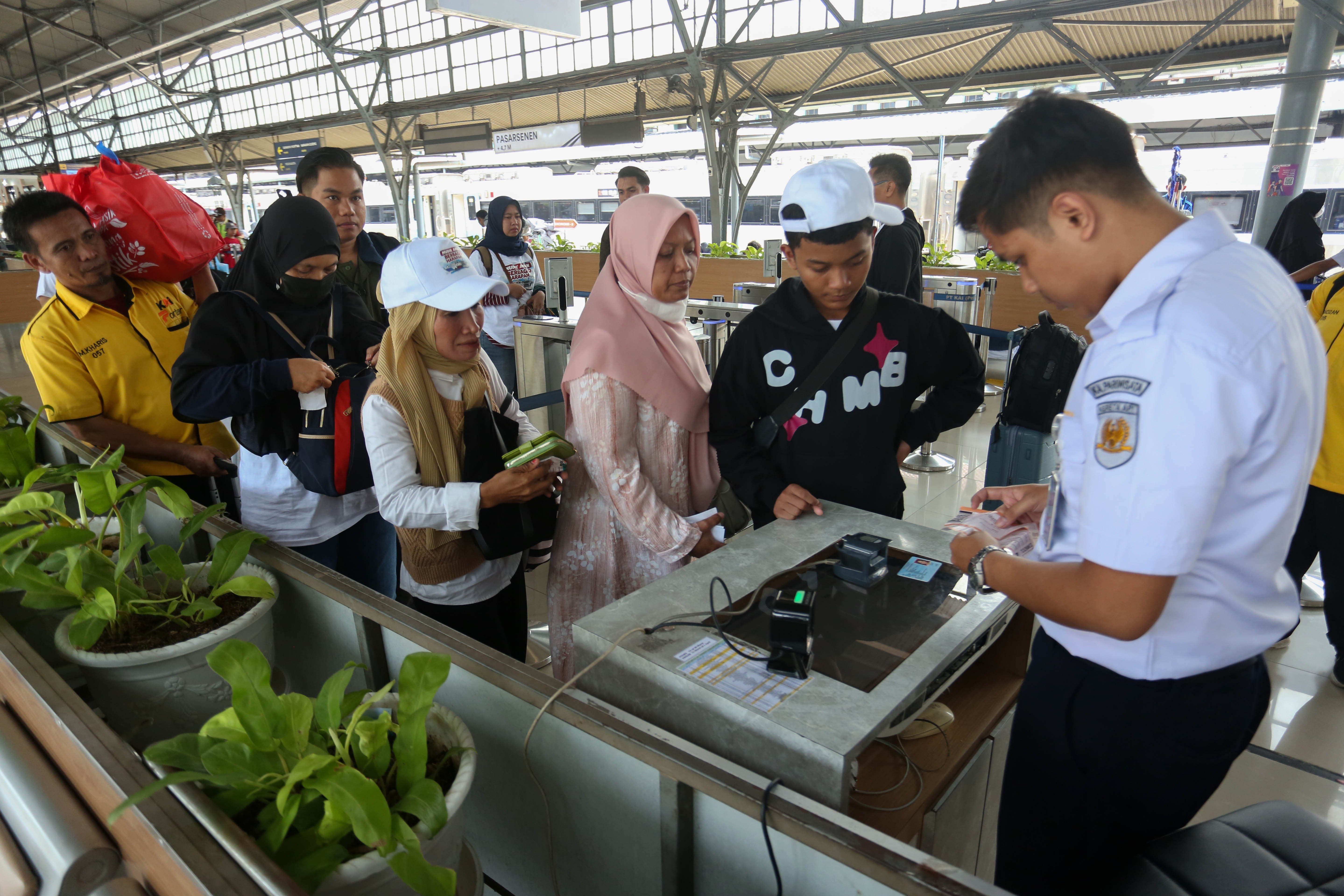Petugas mengecek tiket kereta pemudik di Stasiun Pasar Senen, Jakarta, Selasa (17/3/2026). Empat hari menjelang Hari Raya Idul Fitri 1447 Hijriah, sebanyak 24.536 pemudik berangkat menggunakan kereta api jarak jauh dari Stasiun Pasar Senen.