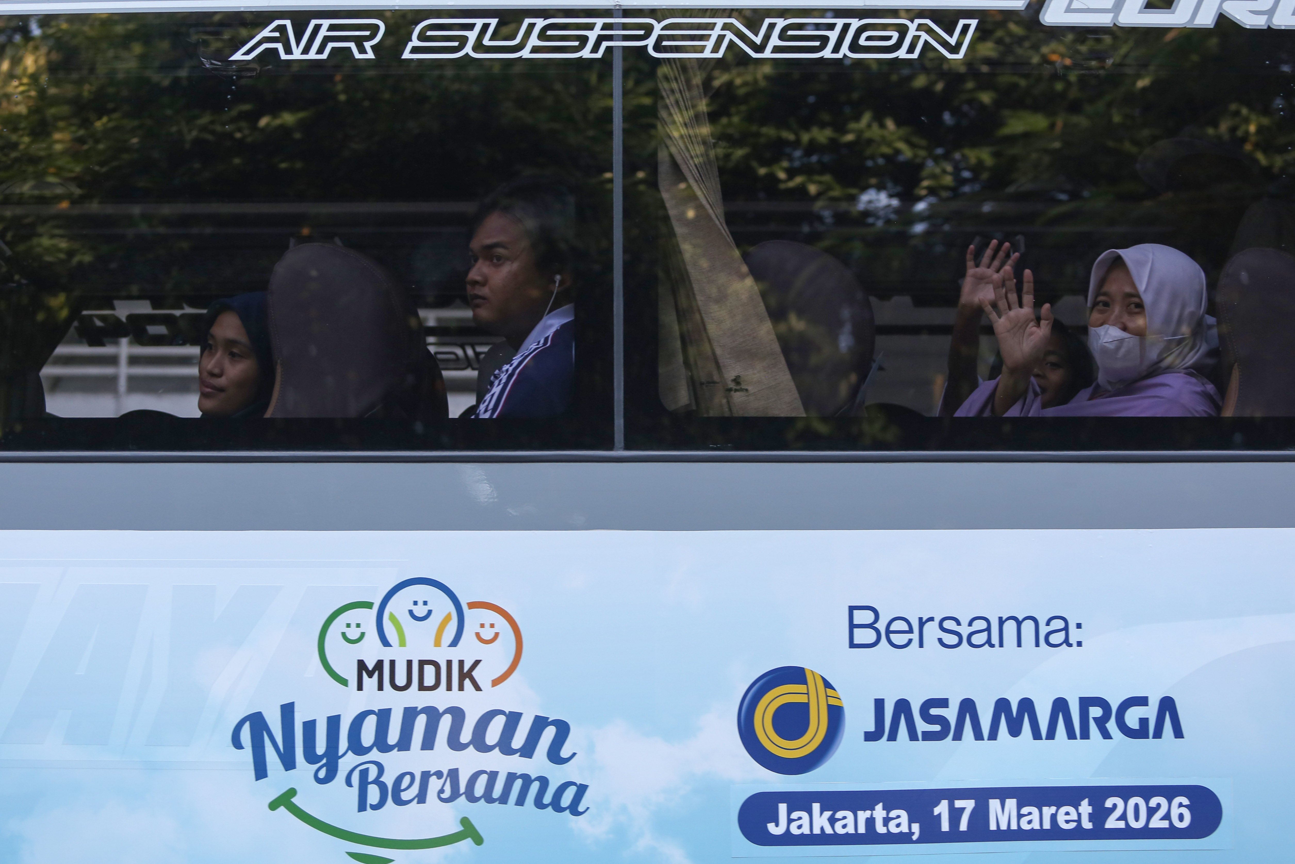 Sejumlah peserta mudik gratis bersama BUMN berada di dalam bus yang berangkat dari Stadion Gelora Bung Karno, Senayan, Jakarta, Selasa (17/3/2026). Sebanyak 116.688 peserta Program Mudik Gratis BUMN 2026 diberangkatkan melalui tiga moda transportasi yakni bus, kereta api dan kapal laut dengan rute tujuan lebih dari 200 kabupaten dan kota di Indonesia.