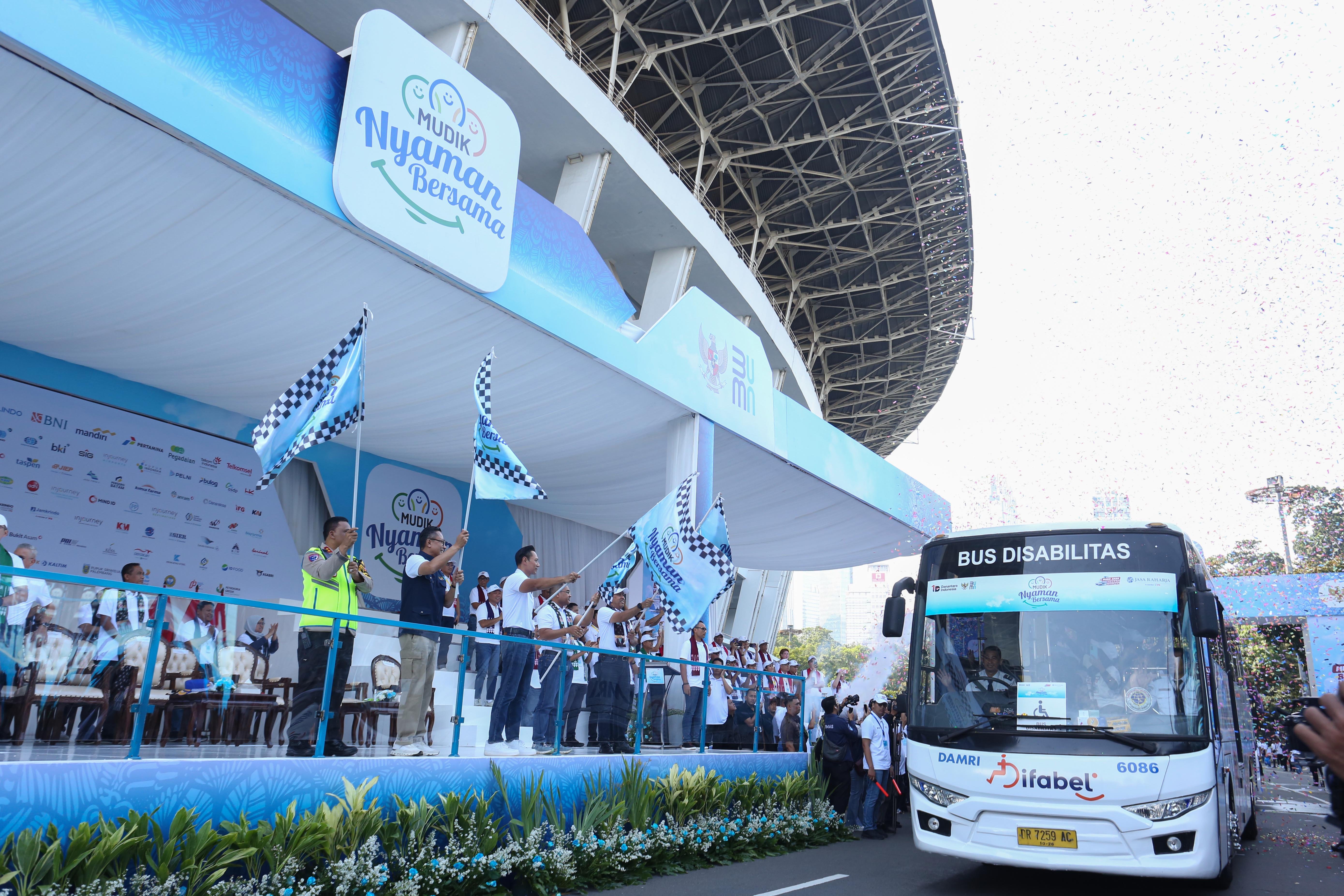 Pemberangkatan bus mudik gratis bersama BUMN dari Stadion Gelora Bung Karno, Senayan, Jakarta, Selasa (17/3/2026). Sebanyak 116.688 peserta Program Mudik Gratis BUMN 2026 diberangkatkan melalui tiga moda transportasi yakni bus, kereta api dan kapal laut dengan rute tujuan lebih dari 200 kabupaten dan kota di Indonesia. 