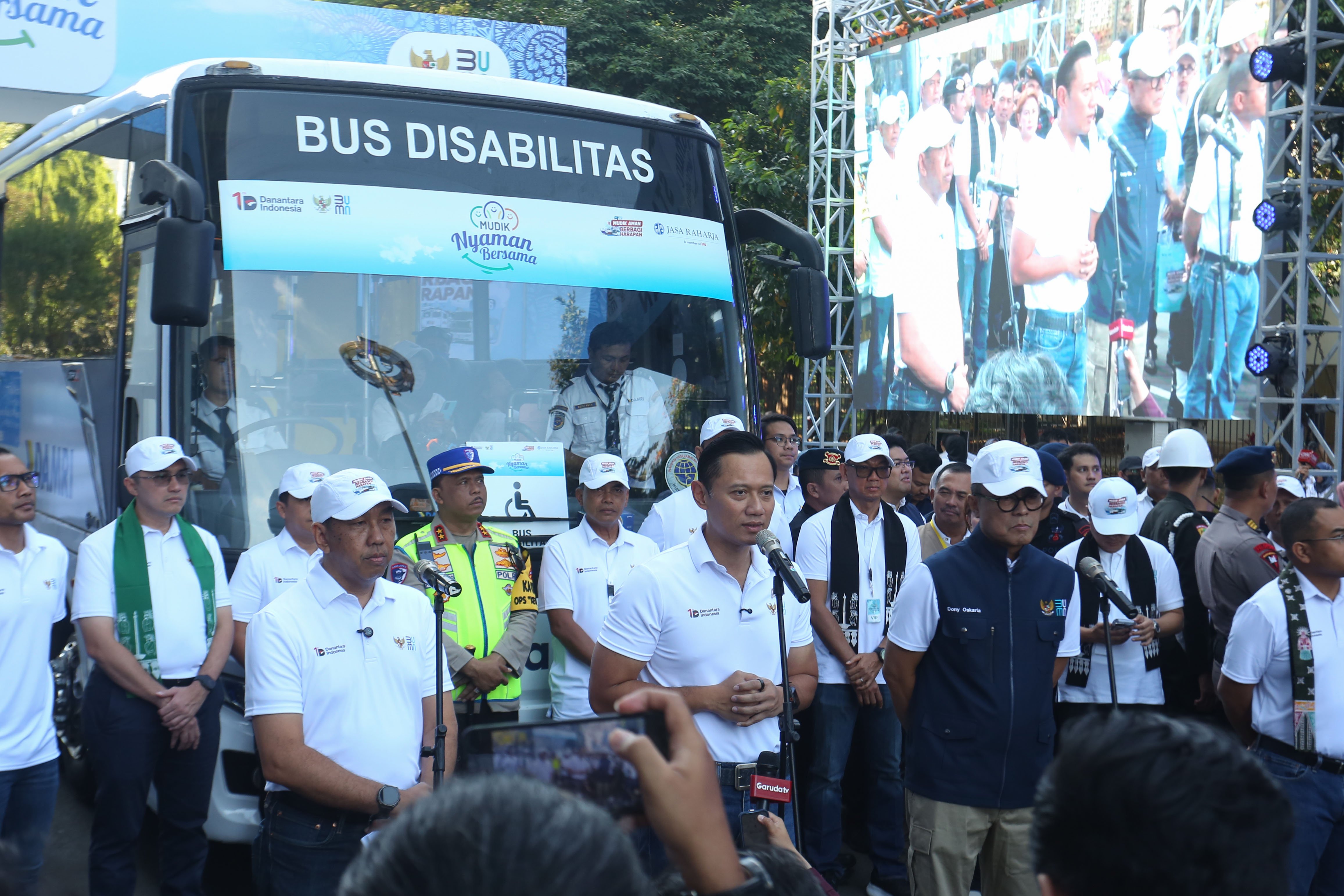 Menteri Koordinator Bidang Infrastruktur dan Pembangunan Kewilayahan Agus Harimurti Yudhoyono (keempat kiri) bersama Kepala BP BUMN Dony Oskaria (ketiga kanan) dan Direktur Utama (Dirut) PT Jasa Raharja Muhammad Awaluddin (ketiga kiri) menyampaikan keterangan sebelum melepas peserta mudik gratis bersama BUMN di Stadion Gelora Bung Karno, Senayan, Jakarta, Selasa (17/3/2026).