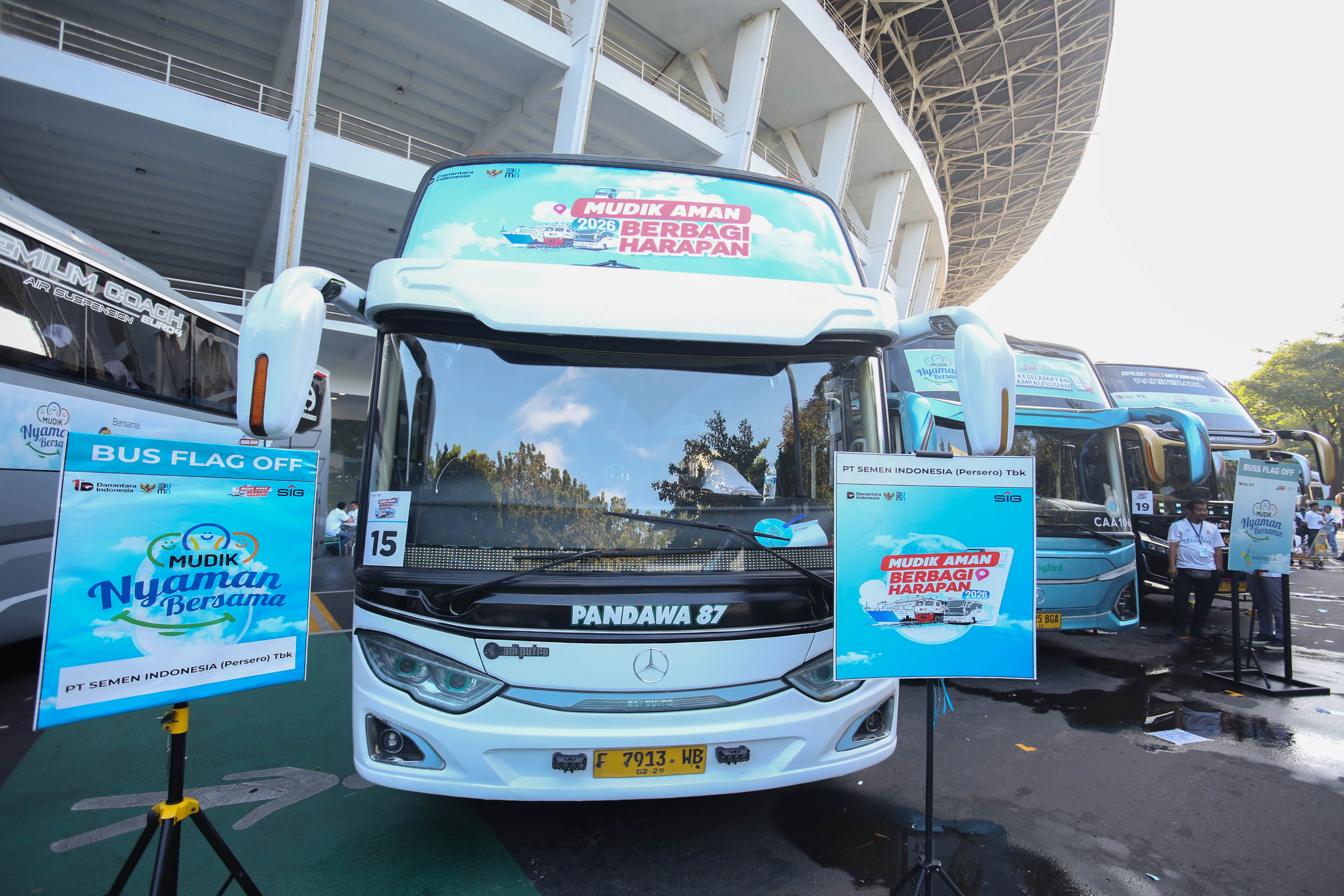 Sejumlah bus mudik gratis bersama BUMN yang akan diberangkatkan dari Stadion Gelora Bung Karno, Senayan, Jakarta, Selasa (17/3/2026). Sebanyak 116.688 peserta Program Mudik Gratis BUMN 2026 diberangkatkan melalui tiga moda transportasi yakni bus, kereta api dan kapal laut dengan rute tujuan lebih dari 200 kabupaten dan kota di Indonesia.