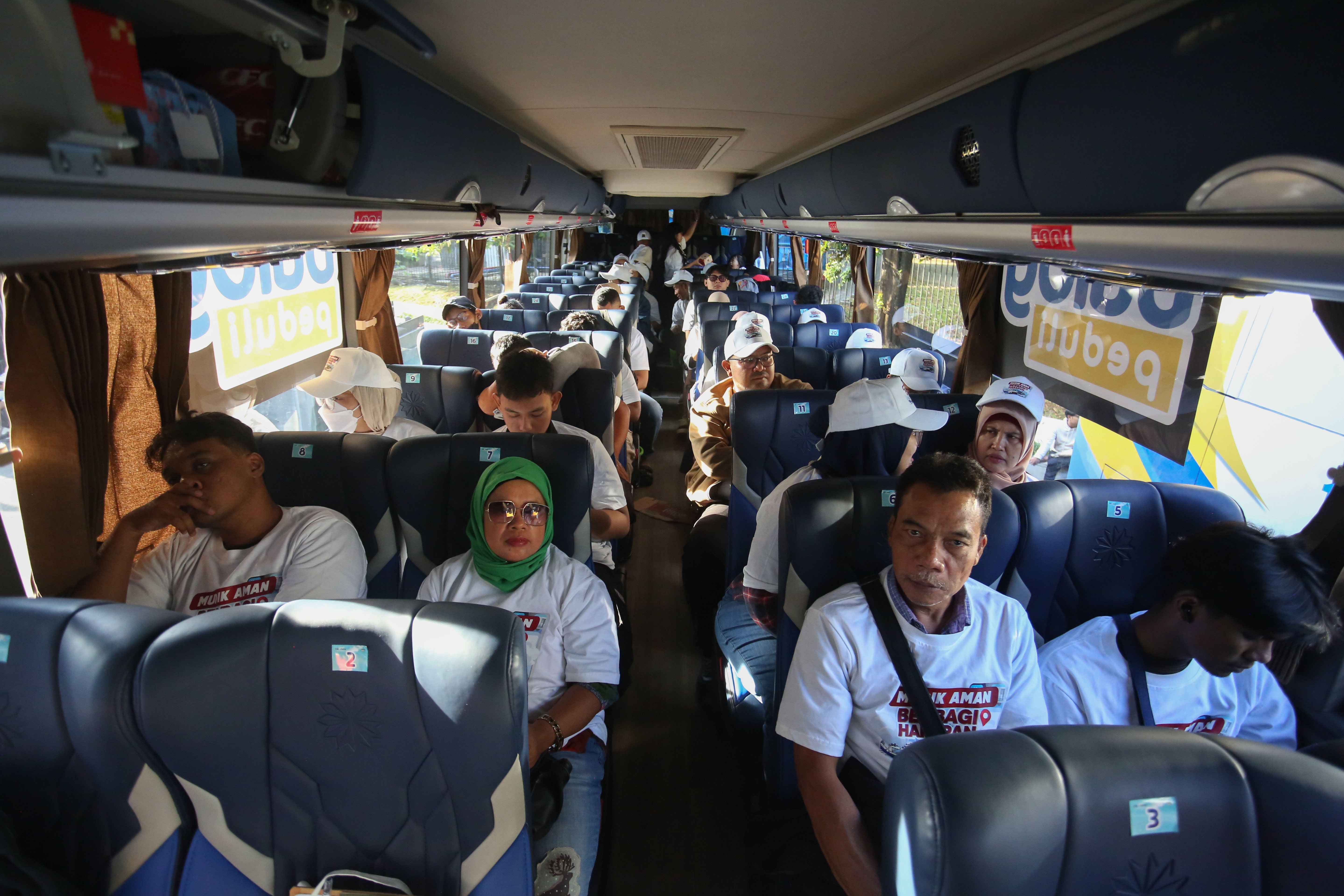 Sejumlah peserta mudik gratis bersama BUMN berada di dalam bus yang akan diberangkatkan dari Stadion Gelora Bung Karno, Senayan, Jakarta, Selasa (17/3/2026). Sebanyak 116.688 peserta Program Mudik Gratis BUMN 2026 diberangkatkan melalui tiga moda transportasi yakni bus, kereta api dan kapal laut dengan rute tujuan lebih dari 200 kabupaten dan kota di Indonesia.