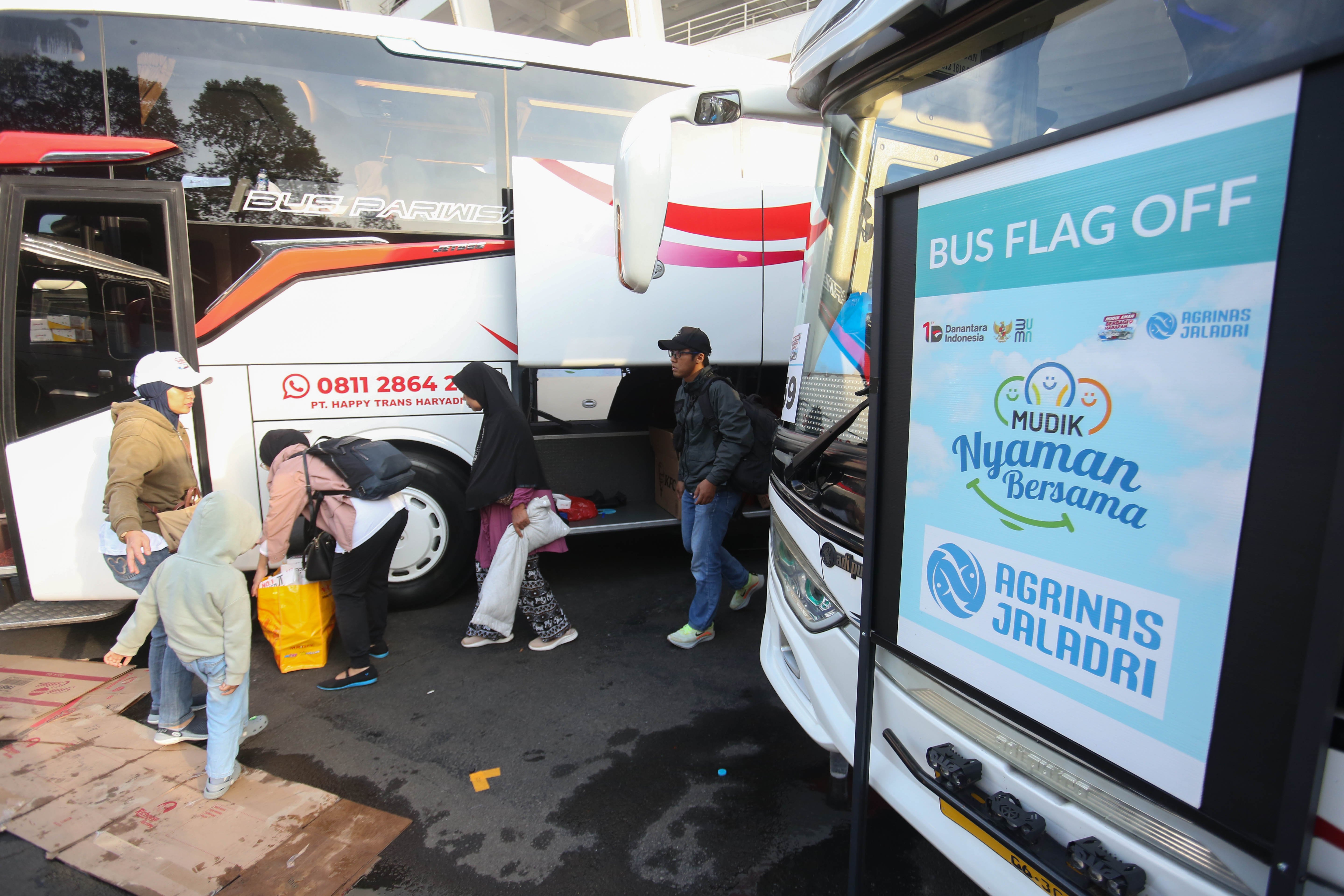 Sejumlah peserta mudik gratis bersama BUMN berjalan menuju bus yang akan diberangkatkan dari Stadion Gelora Bung Karno, Senayan, Jakarta, Selasa (17/3/2026). Sebanyak 116.688 peserta Program Mudik Gratis BUMN 2026 diberangkatkan melalui tiga moda transportasi yakni bus, kereta api dan kapal laut dengan rute tujuan lebih dari 200 kabupaten dan kota di Indonesia.