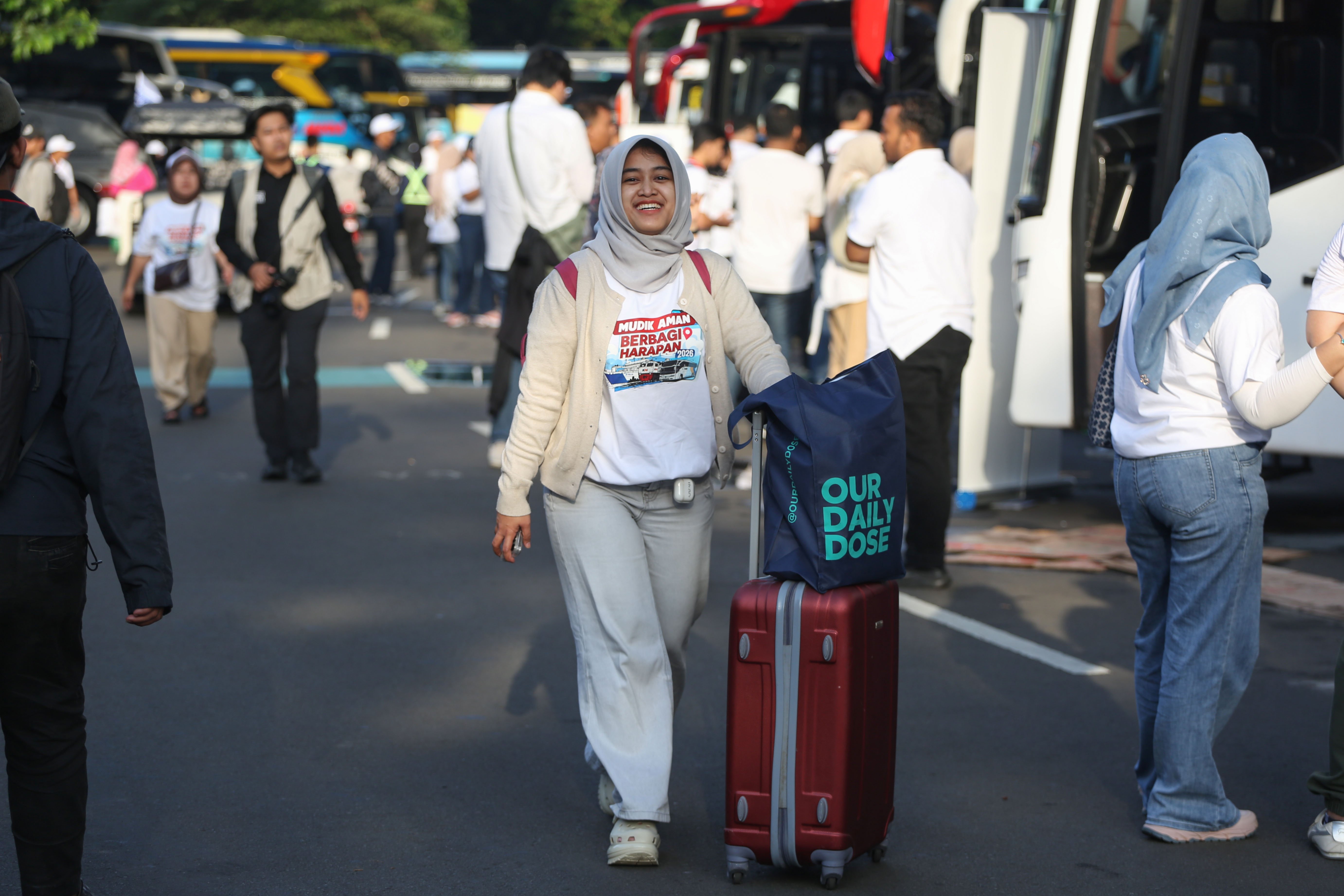 Peserta mudik gratis bersama BUMN berjalan menuju bus yang akan diberangkatkan dari Stadion Gelora Bung Karno, Senayan, Jakarta, Selasa (17/3/2026). Sebanyak 116.688 peserta Program Mudik Gratis BUMN 2026 diberangkatkan melalui tiga moda transportasi yakni bus, kereta api dan kapal laut dengan rute tujuan lebih dari 200 kabupaten dan kota di Indonesia.