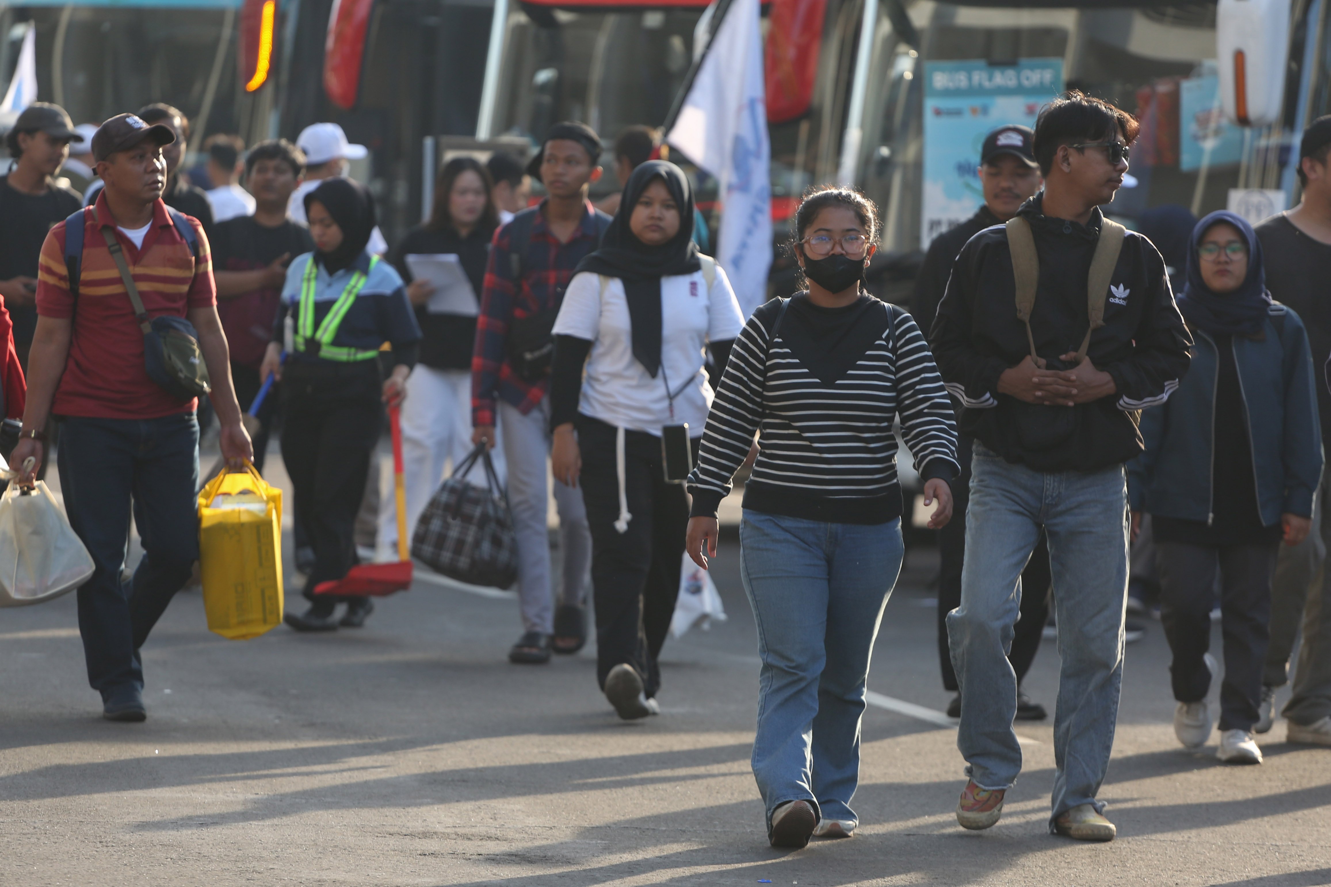 Sejumlah peserta mudik gratis bersama BUMN berjalan menuju bus yang akan diberangkatkan dari Stadion Gelora Bung Karno, Senayan, Jakarta, Selasa (17/3/2026). Sebanyak 116.688 peserta Program Mudik Gratis BUMN 2026 diberangkatkan melalui tiga moda transportasi yakni bus, kereta api dan kapal laut dengan rute tujuan lebih dari 200 kabupaten dan kota di Indonesia.