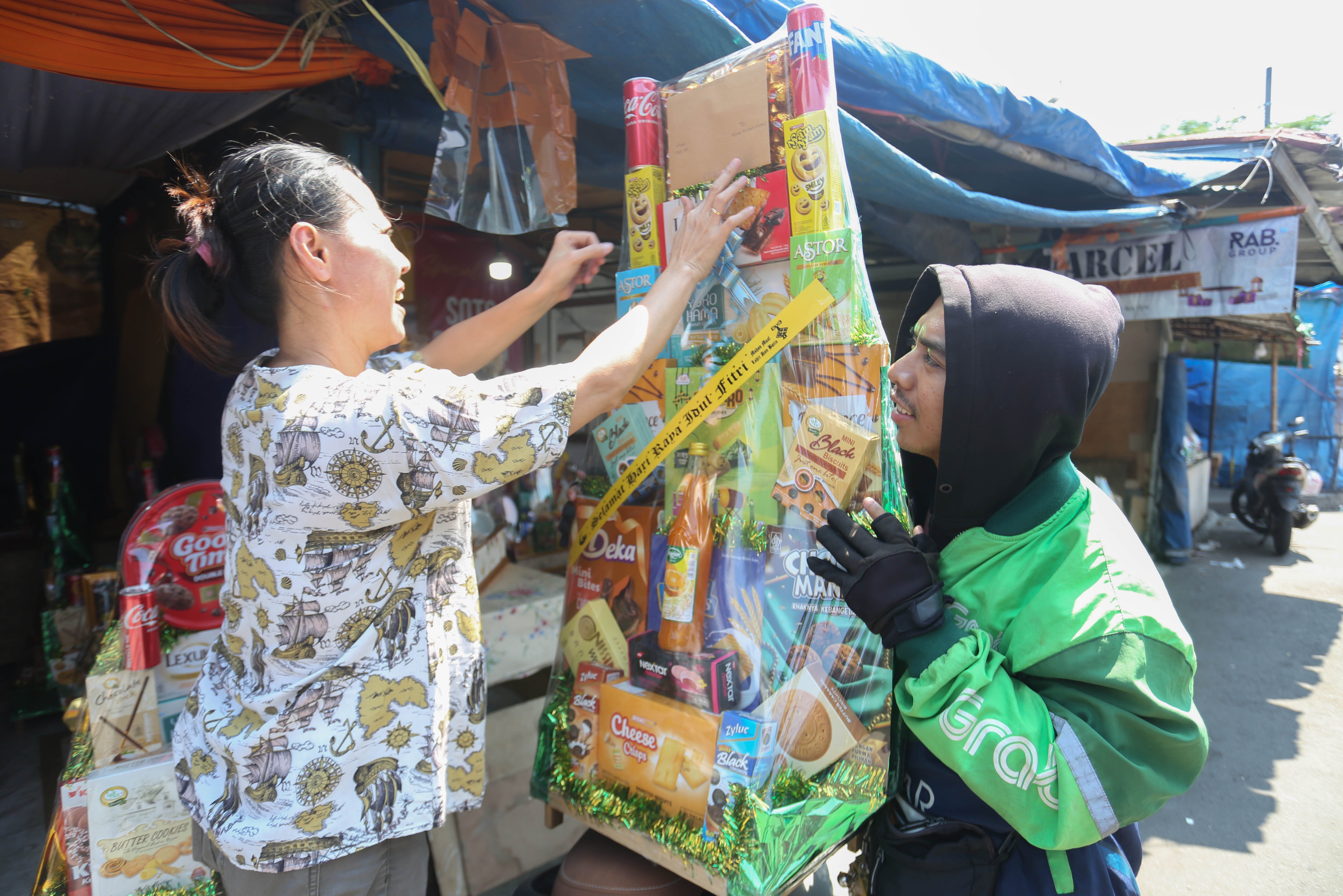 Pedagang menata parsel yang akan dikirim kepada pembeli di kawasan Pasar Kembang Cikini, Jakarta, Senin (16/3/2026). Berdasarkan penuturan pedagang, pada H-5 Hari Raya Idulfitri 1447 Hijriah penjualan parsel seharga Rp 150 ribu hingga Rp 1,5 juta per paket tersebut meningkat hingga dua kali lipat.