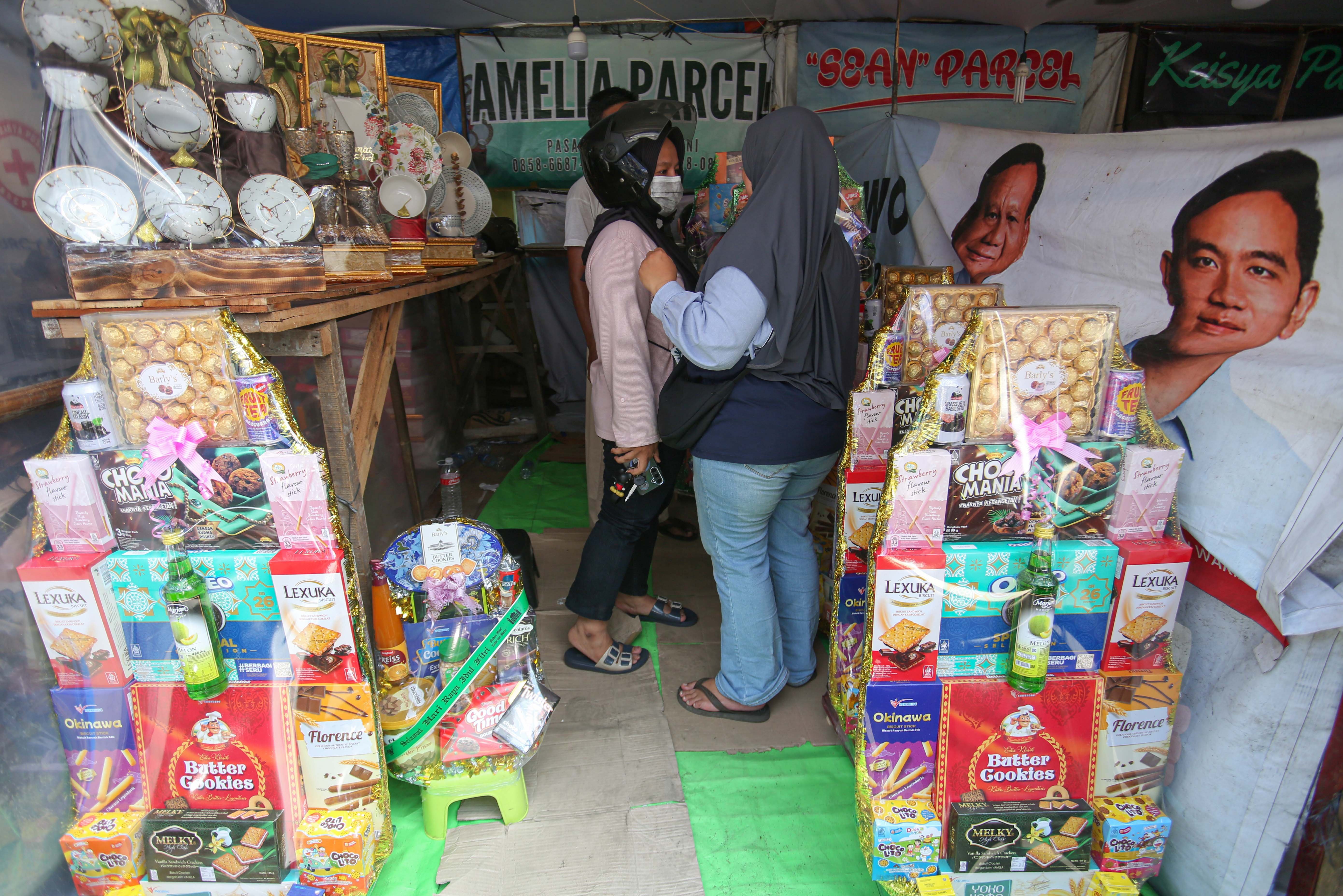 Warga memesan parsel yang dijual di kawasan Pasar Kembang Cikini, Jakarta, Senin (16/3/2026). Berdasarkan penuturan pedagang, pada H-5 Hari Raya Idulfitri 1447 Hijriah penjualan parsel seharga Rp 150 ribu hingga Rp 1,5 juta per paket tersebut meningkat hingga dua kali lipat.