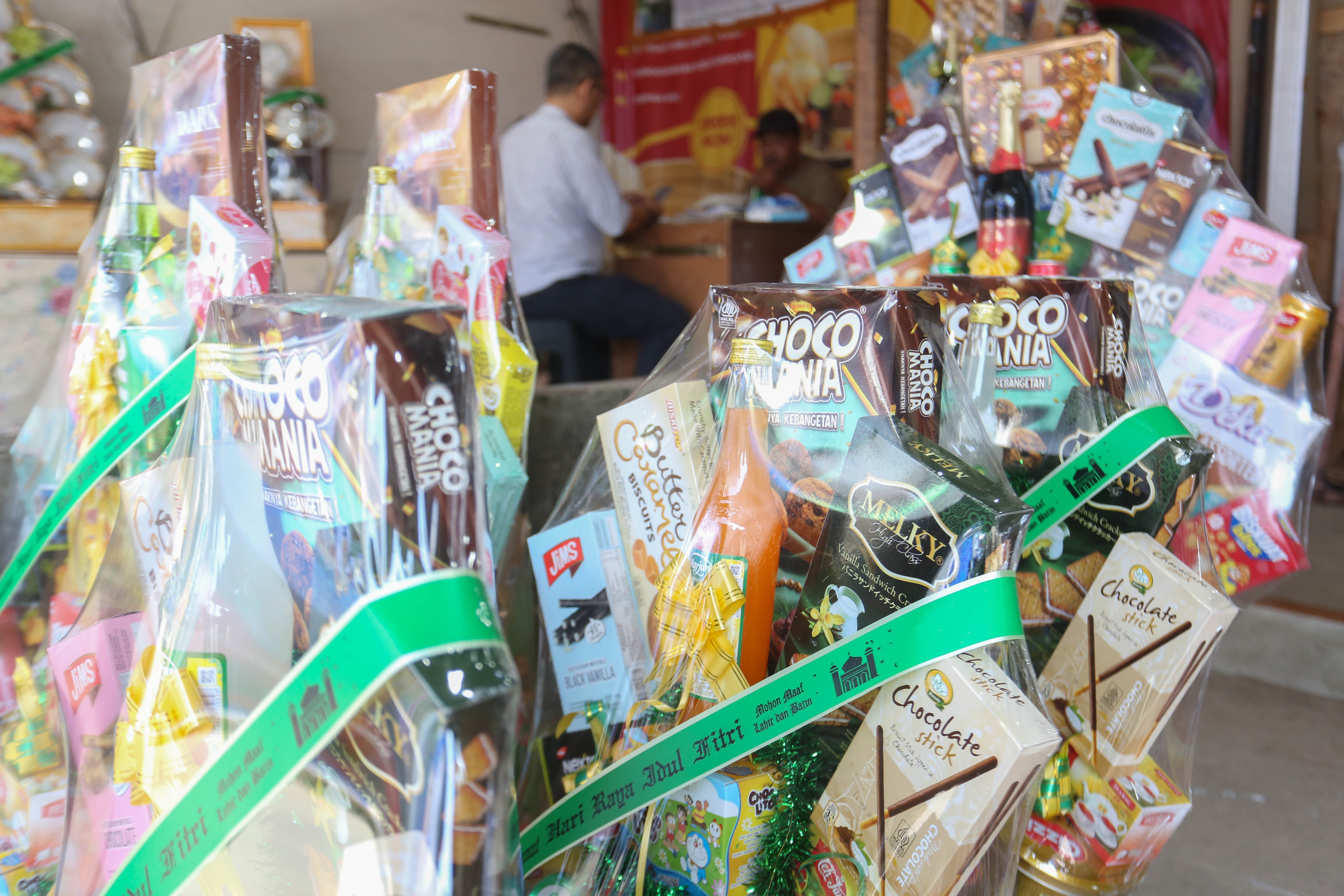 Warga memesan parsel yang dijual di kawasan Pasar Kembang Cikini, Jakarta, Senin (16/3/2026). Berdasarkan penuturan pedagang, pada H-5 Hari Raya Idulfitri 1447 Hijriah penjualan parsel seharga Rp 150 ribu hingga Rp 1,5 juta per paket tersebut meningkat hingga dua kali lipat.