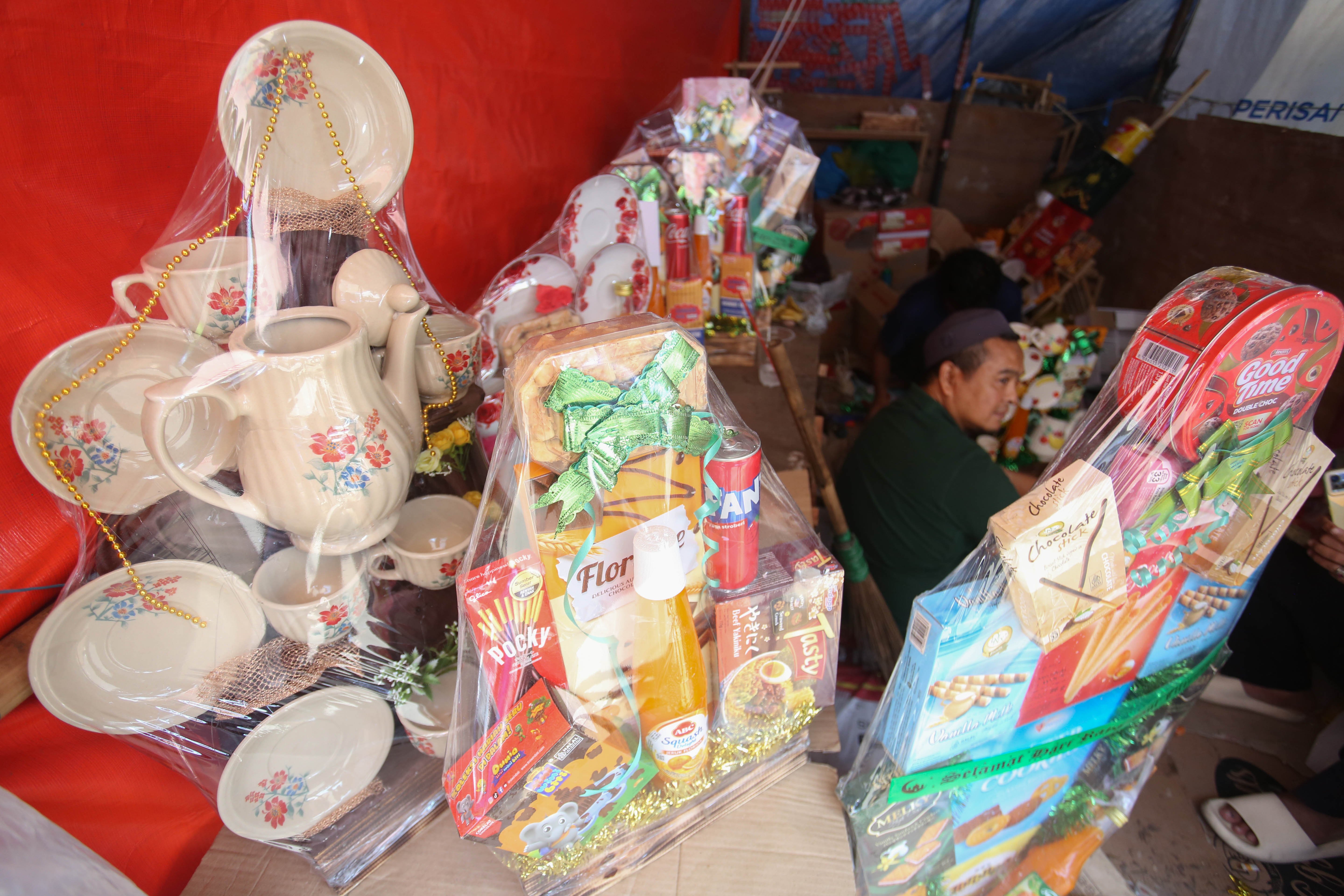 Pedagang parsel menunggu pembeli di kawasan Pasar Kembang Cikini, Jakarta, Senin (16/3/2026). Berdasarkan penuturan pedagang, pada H-5 Hari Raya Idulfitri 1447 Hijriah penjualan parsel seharga Rp 150 ribu hingga Rp 1,5 juta per paket tersebut meningkat hingga dua kali lipat.