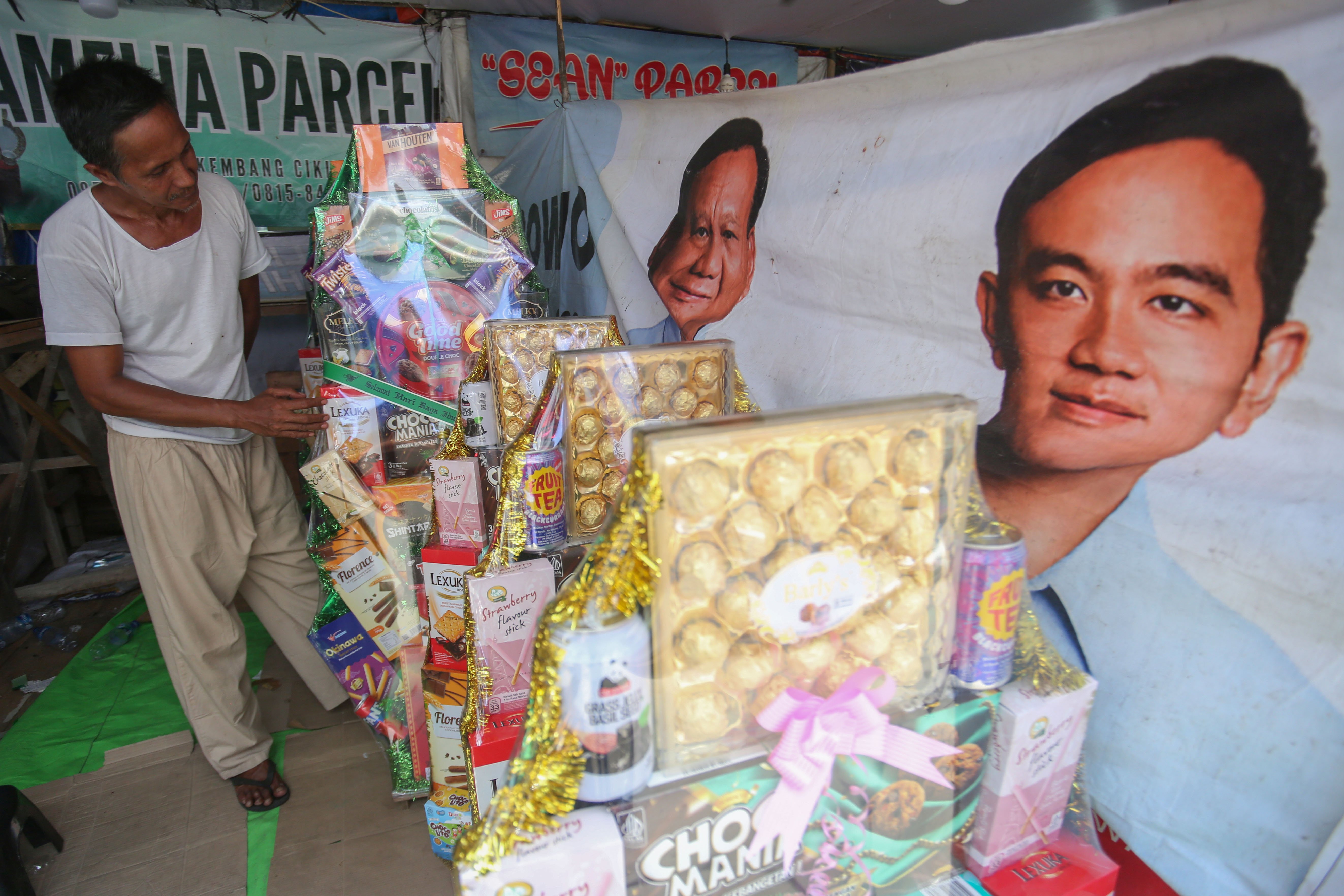 Pedagang menata parsel yang dijual di kawasan Pasar Kembang Cikini, Jakarta, Senin (16/3/2026). Berdasarkan penuturan pedagang, pada H-5 Hari Raya Idulfitri 1447 Hijriah penjualan parsel seharga Rp 150 ribu hingga Rp 1,5 juta per paket tersebut meningkat hingga dua kali lipat.