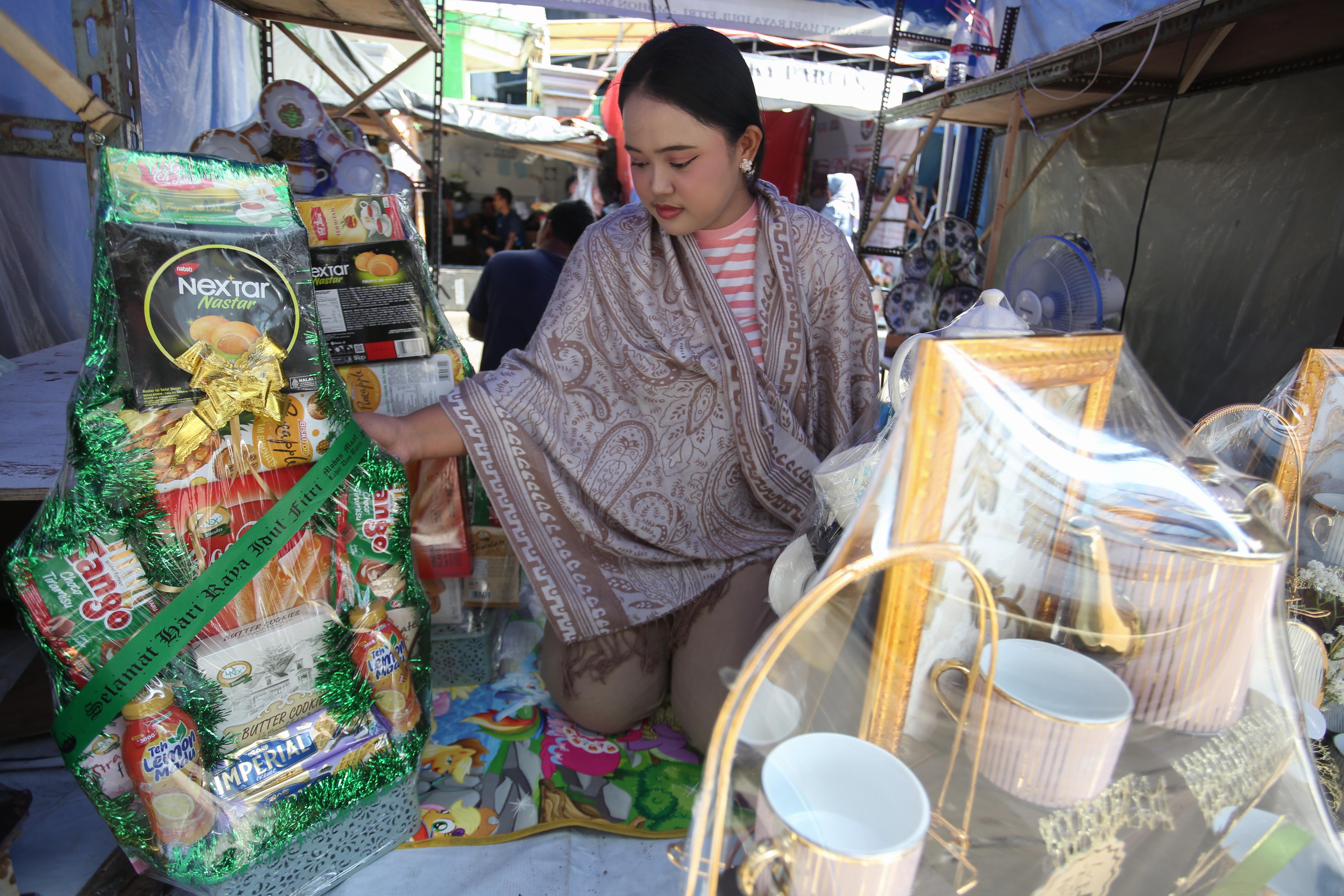 Pedagang menata parsel yang dijual di kawasan Pasar Kembang Cikini, Jakarta, Senin (16/3/2026). Berdasarkan penuturan pedagang, pada H-5 Hari Raya Idulfitri 1447 Hijriah penjualan parsel seharga Rp 150 ribu hingga Rp 1,5 juta per paket tersebut meningkat hingga dua kali lipat.