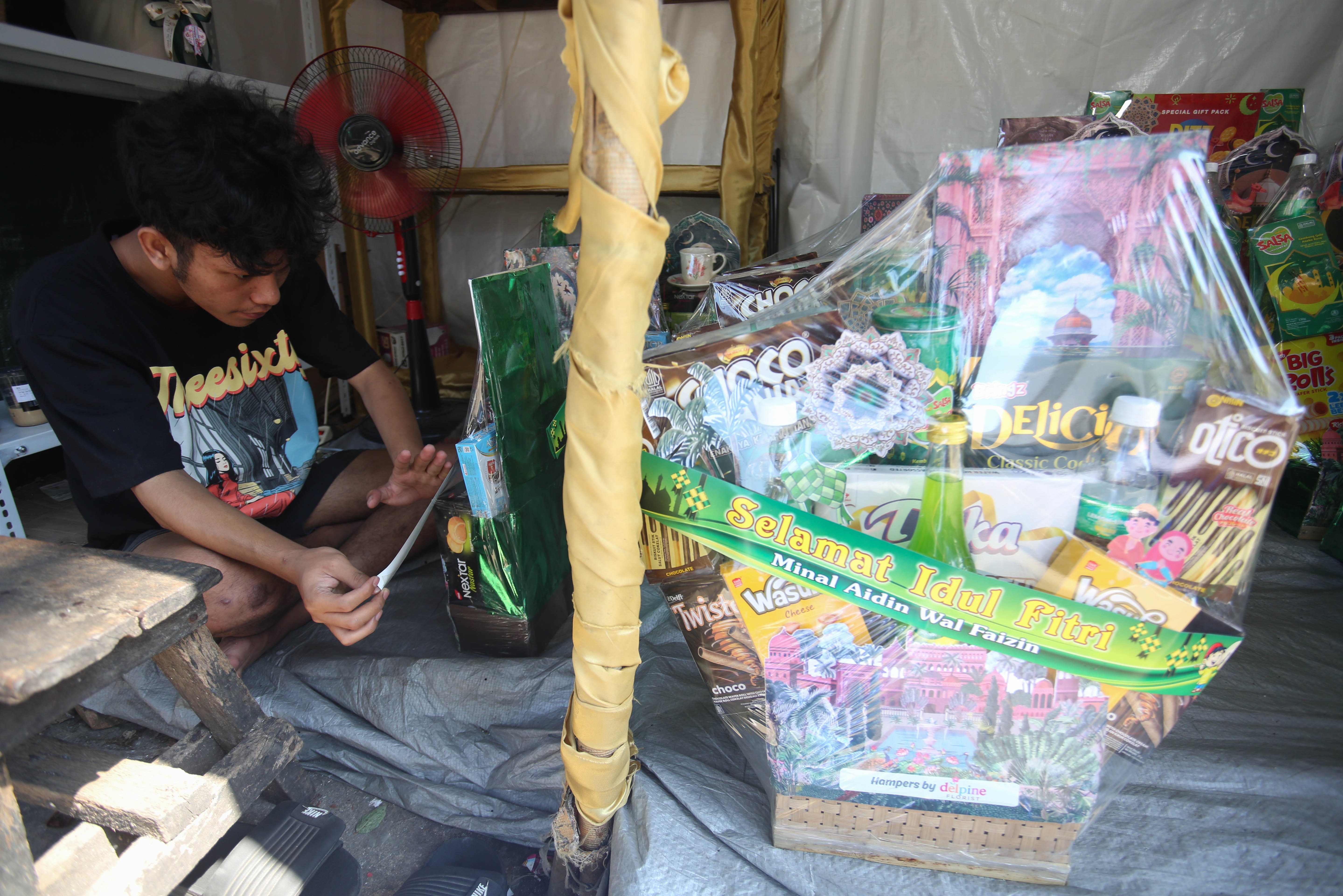 Pedagang membuat parsel untuk dijual di kawasan Pasar Kembang Cikini, Jakarta, Senin (16/3/2026). Berdasarkan penuturan pedagang, pada H-5 Hari Raya Idulfitri 1447 Hijriah penjualan parsel seharga Rp 150 ribu hingga Rp 1,5 juta per paket tersebut meningkat hingga dua kali lipat.