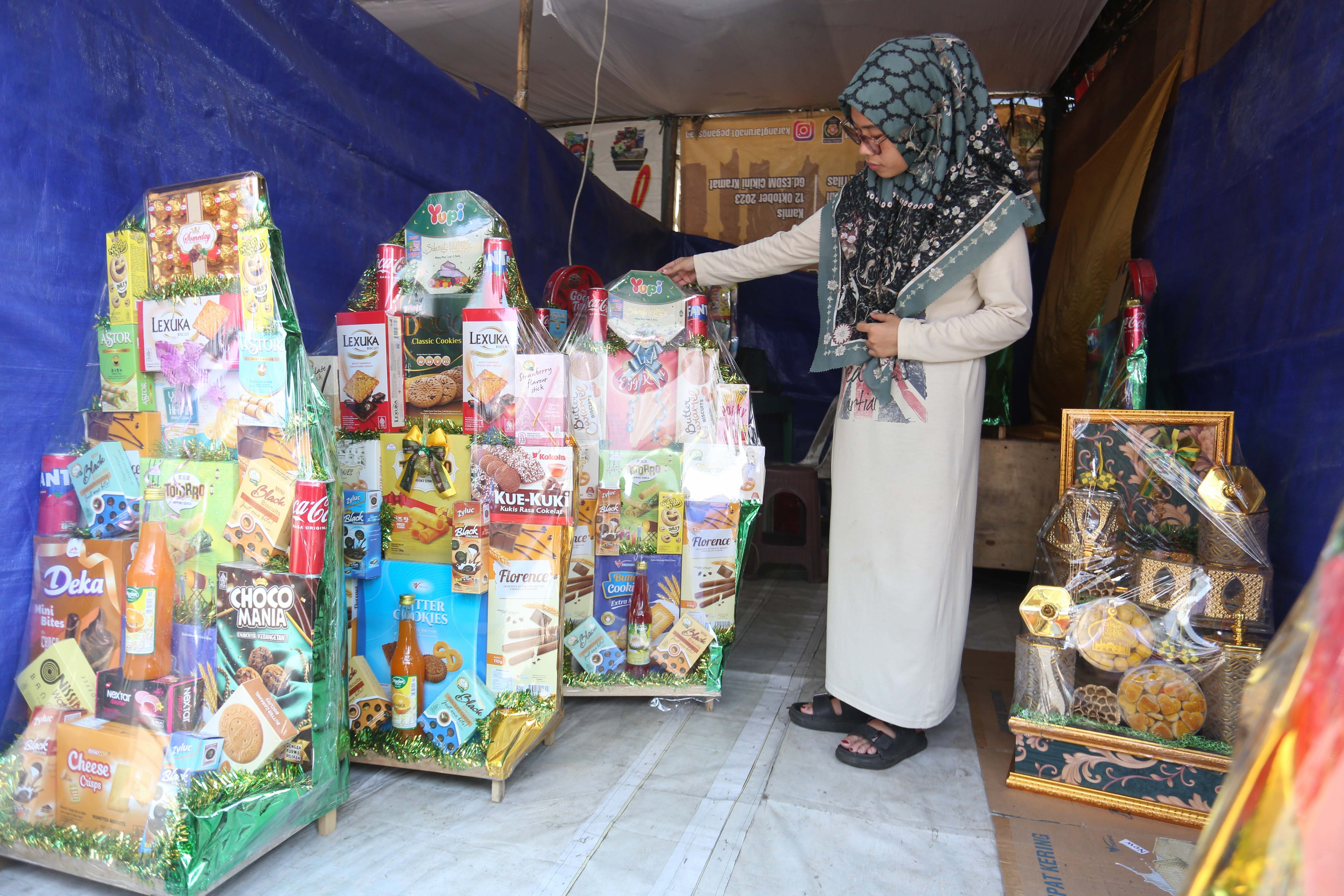 Pedagang menata parsel yang dijual di kawasan Pasar Kembang Cikini, Jakarta, Senin (16/3/2026). Berdasarkan penuturan pedagang, pada H-5 Hari Raya Idulfitri 1447 Hijriah penjualan parsel seharga Rp 150 ribu hingga Rp 1,5 juta per paket tersebut meningkat hingga dua kali lipat.