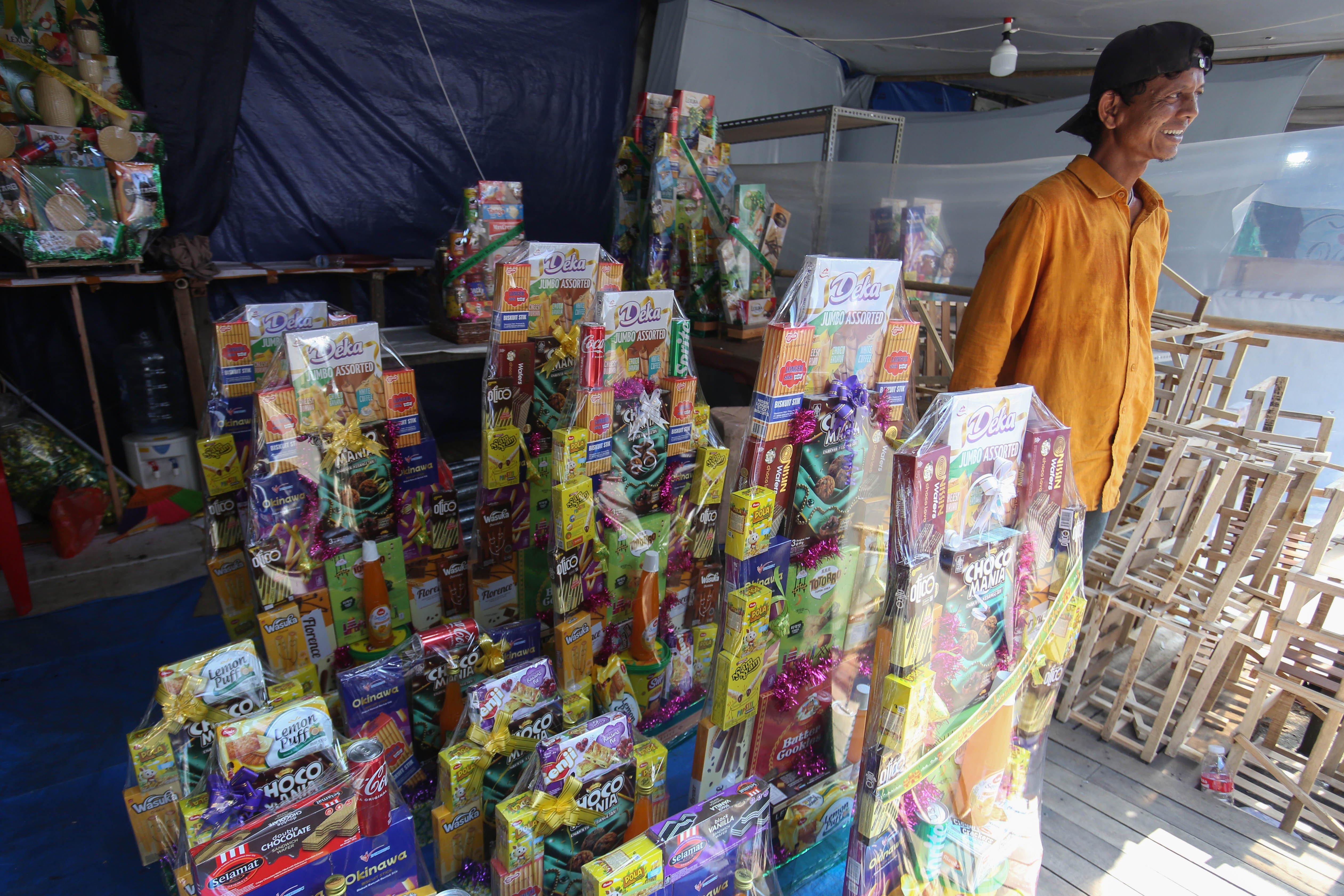 Pedagang parsel menunggu pembeli di kawasan Pasar Kembang Cikini, Jakarta, Senin (16/3/2026). Berdasarkan penuturan pedagang, pada H-5 Hari Raya Idulfitri 1447 Hijriah penjualan parsel seharga Rp 150 ribu hingga Rp 1,5 juta per paket tersebut meningkat hingga dua kali lipat.