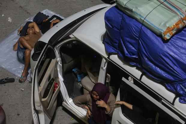 Pemudik tidur di depan kendaraannya saat antre memasuki kapal di Pelabuhan Merak, Kota Cilegon, Banten, Rabu (18/3/2026). PT ASDP Indonesia Ferry (Persero) memperkuat kesiapan layanan penyeberangan Jawa-Sumatera untuk menghadapi lonjakan pada puncak arus mudik Lebaran di antaranya dengan mengimplementasikan kebijakan sistem penundaan (delaying sistem) di sejumlah titik kantong parkir (buffer zone) guna meminimalisasi penumpukan kendaraan di pelabuhan.