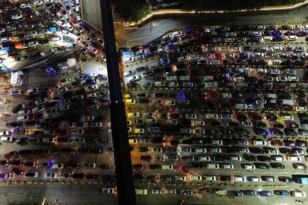 Foto udara sejumlah kendaraan pemudik antre memasuki kapal di Pelabuhan Merak, Kota Cilegon, Banten, Rabu (18/3/2026). Berdasarkan data Posko Merak pada periode H-5 Lebaran selama 24 jam, total penumpang yang menyeberang dari Jawa ke Sumatera melalui Pelabuhan Merak, Ciwandan, dan BBJ Bojonegara mencapai 75.805 orang, sementara total kendaraan yang telah menyeberang sebanyak 17.702 unit dan puncak arus mudik diprediksi terjadi pada H-2 Lebaran.