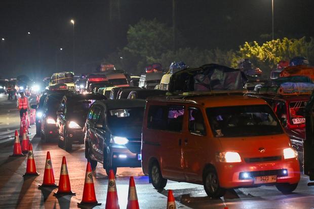 Kendaraan pemudik antre untuk melakukan pembayaran di Gerbang Tol Cikampek Utama, Jawa Barat, Rabu (18/3/2026). Pada H-3 Lebaran 2026 Jasa Marga bersama Korlantas Polri memberlakukan penerapan rekayasa lalu lintas lawan arah (contraflow) dari ruas jalan tol Jakarta-Cikampek KM 55 - Gerbang Tol Cikampek Utama KM 70 dan rekayasa lalu lintas satu arah (oneway) dari KM 70 Ruas Jalan Tol Jakarta - Cikampek hingga KM 263 Ruas Jalan Tol Pejagan-Pemalang untuk mengurai kepadatan lalu lintas kendaraan pemudik.