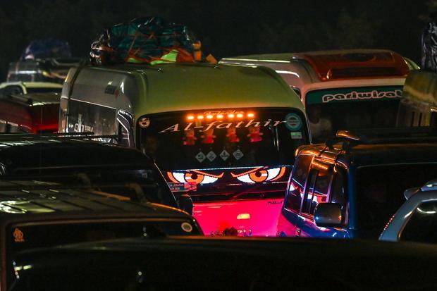Kendaraan pemudik antre untuk melakukan pembayaran di Gerbang Tol Cikampek Utama, Jawa Barat, Rabu (18/3/2026). Pada H-3 Lebaran 2026 Jasa Marga bersama Korlantas Polri memberlakukan penerapan rekayasa lalu lintas lawan arah (contraflow) dari ruas jalan tol Jakarta-Cikampek KM 55 - Gerbang Tol Cikampek Utama KM 70 dan rekayasa lalu lintas satu arah (oneway) dari KM 70 Ruas Jalan Tol Jakarta - Cikampek hingga KM 263 Ruas Jalan Tol Pejagan-Pemalang untuk mengurai kepadatan lalu lintas kendaraan pemudik.