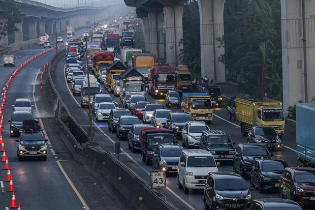 Sejumlah kendaraan terjebak kemacetan di Jalan Tol Jakarta Cikampek, Karawang, Jawa Barat, Rabu (18/3/2026). PT Jasamarga memprediksi pada Rabu (18/3) merupakan puncak arus mudik dengan proyeksi secara keseluruhan sekitar 3,5 juta kendaraan akan keluar dari Jakarta melalui jalan tol dengan mayoritas mengarah ke timur atau Transjawa.
