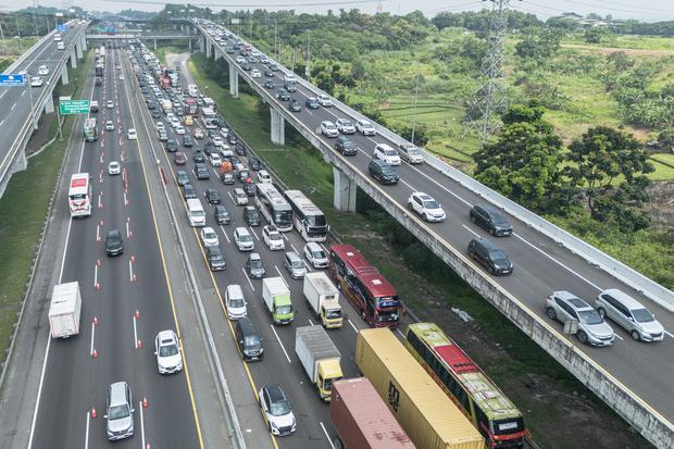 Foto udara sejumlah kendaraan terjebak kemacetan di Jalan Tol Jakarta Cikampek dan Jalan Tol Layang Sheikh Mohammed bin Zayed (MBZ), Cikarang, Jawa Barat, Rabu (18/3/2026). PT Jasamarga memprediksi pada Rabu (18/3) merupakan puncak arus mudik dengan proyeksi secara keseluruhan sekitar 3,5 juta kendaraan akan keluar dari Jakarta melalui jalan tol dengan mayoritas mengarah ke timur atau Transjawa.