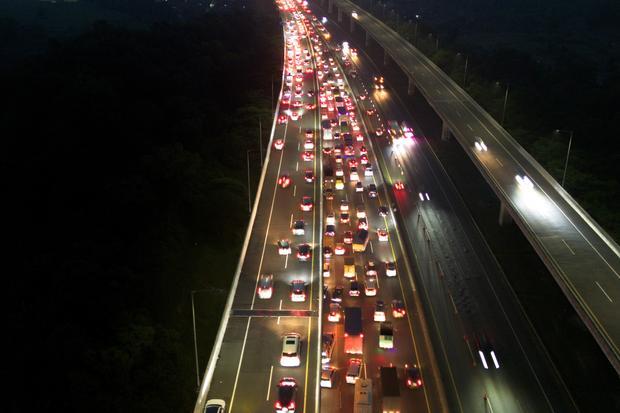 Foto udara sejumlah kendaraan terjebak kemacetan di Jalan Tol Jakarta Cikampek dan Jalan Tol Layang Sheikh Mohammed bin Zayed (MBZ), Cikarang, Jawa Barat, Rabu (18/3/2026). PT Jasamarga memprediksi pada Rabu (18/3) merupakan puncak arus mudik dengan proyeksi secara keseluruhan sekitar 3,5 juta kendaraan akan keluar dari Jakarta melalui jalan tol dengan mayoritas mengarah ke timur atau Transjawa.