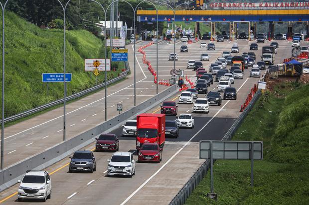 Sejumlah kendaraan pemudik melaju saat penerapan sistem satu arah di Jalan Tol Trans Jawa ruas Semarang-Batang, Semarang, Jawa Tengah, Rabu (18/3/2026). Korlantas Polri memberlakukan rekayasa lalu lintas skema satu arah (one way) nasional arus mudik dari KM 70 GT Cikampek Utama Jakarta-Cikampek hingga KM 414 GT Kalikangkung Semarang-Batang pada Rabu (18/3) pukul 10.00 WIB hingga Jumat (20/3) pukul 00.00 WIB yang akan berlaku selama 24 jam sebagai upaya memperlancar arus mudik Lebaran 2026.