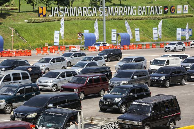 Sejumlah kendaraan pemudik melaju perlahan saat penerapan sistem satu arah di Jalan Tol Trans Jawa ruas Semarang-Batang, Semarang, Jawa Tengah, Rabu (18/3/2026). Korlantas Polri memberlakukan rekayasa lalu lintas skema satu arah (one way) nasional arus mudik dari KM 70 GT Cikampek Utama Jakarta-Cikampek hingga KM 414 GT Kalikangkung Semarang-Batang pada Rabu (18/3) pukul 10.00 WIB hingga Jumat (20/3) pukul 00.00 WIB yang akan berlaku selama 24 jam sebagai upaya memperlancar arus mudik Lebaran 2026.