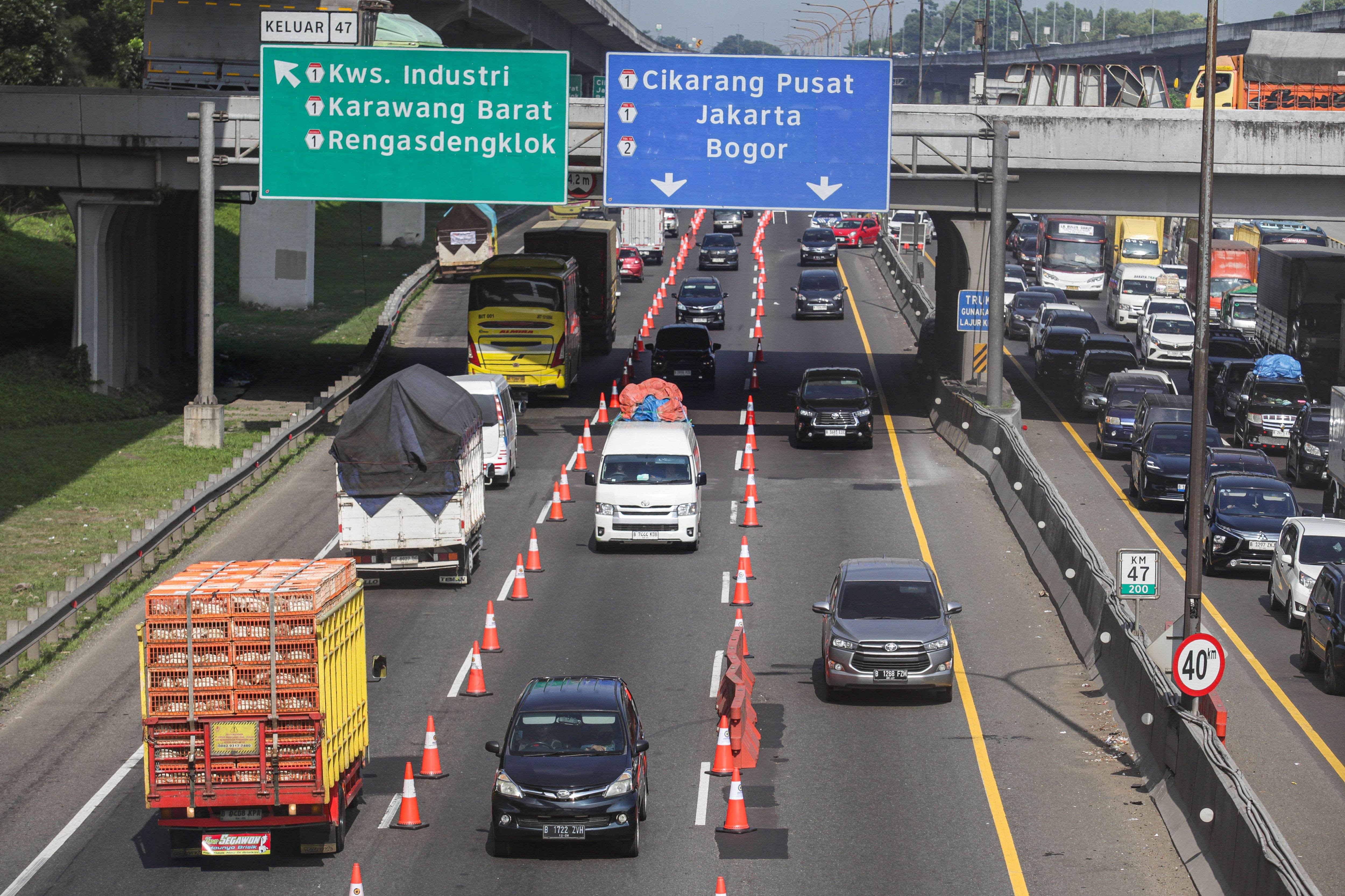 Sejumlah kendaraan melintas saat penerapan rekayasa lalu lintas lawan arah (Contraflow) dua jalur di ruas jalan Tol Jakarta-Cikampek, Karawang, Jawa Barat, Sabtu (18/3/2026). PT Jasamarga Transjawa Tol (JTT) memperpanjang contraflow yang sebelumnya dari KM 55 menjadi KM 36 hingga KM 70 Gerbang Tol Cikampek Utama guna mengurai volume lalu lintas saat puncak arus mudik Lebaran 2026.
