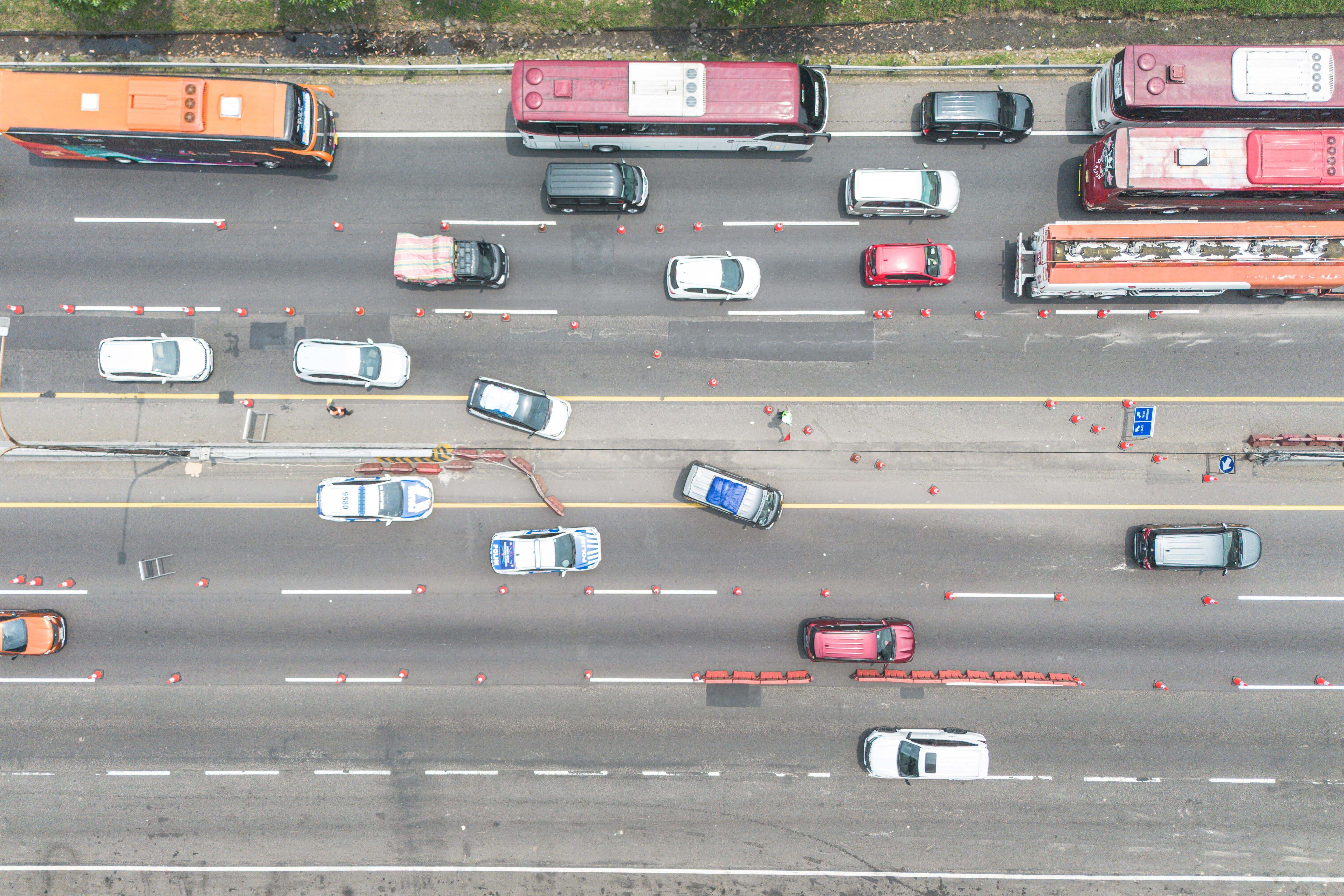 Foto udara sejumlah kendaraan melintas saat penerapan rekayasa lalu lintas lawan arah (Contraflow) dua jalur di ruas jalan Tol Jakarta-Cikampek, Karawang, Jawa Barat, Sabtu (18/3/2026). PT Jasamarga Transjawa Tol (JTT) memperpanjang Contraflow yang sebelumnya dari KM 55 menjadi KM 36 hingga KM 70 Gerbang Tol Cikampek Utama guna mengurai volume lalu lintas saat puncak arus mudik Lebaran 2026.