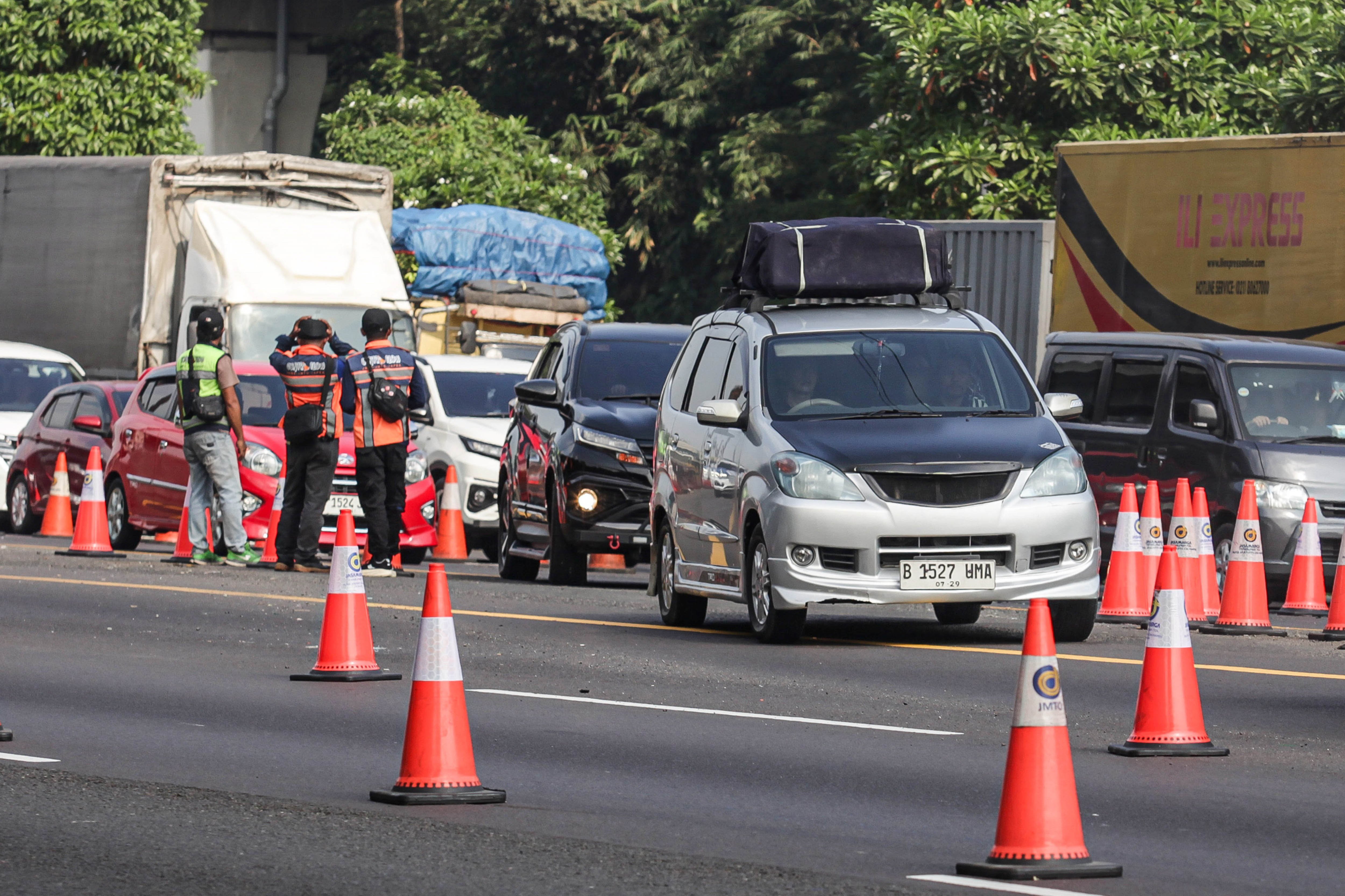 Kendaraan pemudik melintas saat penerapan rekayasa lalu lintas lawan arah (Contraflow) dua jalur di ruas jalan Tol Jakarta-Cikampek, Karawang, Jawa Barat, Sabtu (18/3/2026). PT Jasamarga Transjawa Tol (JTT) memperpanjang Contraflow yang sebelumnya dari KM 55 menjadi KM 36 hingga KM 70 Gerbang Tol Cikampek Utama guna mengurai volume lalu lintas saat puncak arus mudik Lebaran 2026.