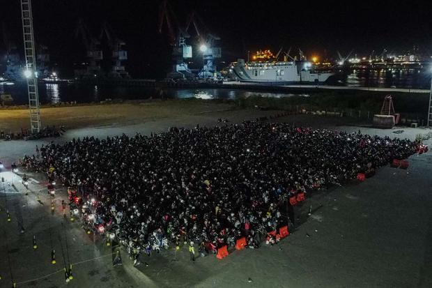 Foto udara ribuan pemudik sepeda motor menunggu antrean masuk menuju loket tiket di Pelabuhan Ciwandan, Kota Cilegon, Banten, Kamis (19/3/2026). Berdasarkan data real time PT Pelindo Regional 2 Banten, hingga Kamis (19/3) pukul 06.00 WIB tercatat total pemudik yang menyeberang menuju Pulau Sumatera sejak 10 hari terakhir saat pelabuhan dioperasikan khusus untuk jalur mudik sepeda motor mencapai 63.210 unit motor dengan jumlah penumpang mencapai 109.056 orang penumpang.