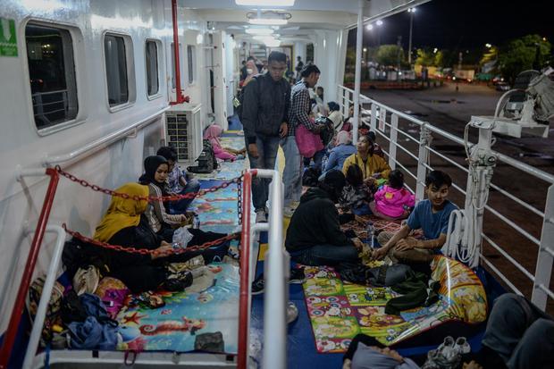 Sejumlah pemudik beristirahat saat menunggu jadwal keberangkatan kapal di Pelabuhan Ciwandan, Kota Cilegon, Banten, Kamis (19/3/2026) Berdasarkan data real time PT Pelindo Regional 2 Banten, hingga Kamis (19/3) pukul 06.00 WIB tercatat total pemudik yang menyeberang menuju Pulau Sumatera sejak 10 hari terakhir saat pelabuhan dioperasikan khusus untuk jalur mudik sepeda motor mencapai 63.210 unit motor dengan jumlah penumpang mencapai 109.056 orang penumpang.