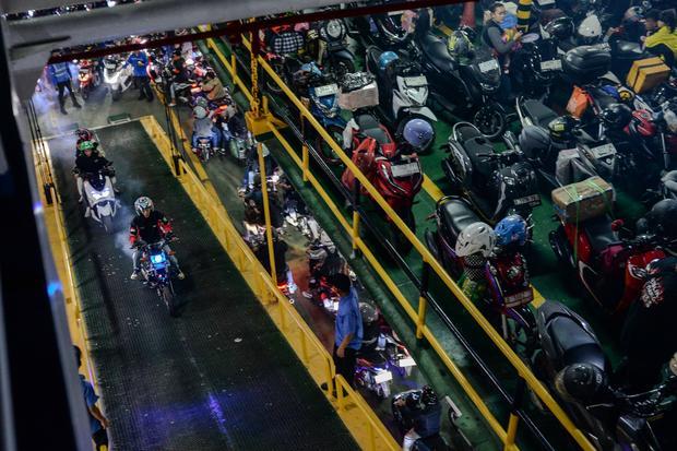 Pemudik sepeda motor memasuki kapal di Pelabuhan Ciwandan, Kota Cilegon, Banten, Kamis (19/3/2026). Berdasarkan data real time PT Pelindo Regional 2 Banten, hingga Kamis (19/3) pukul 06.00 WIB tercatat total pemudik yang menyeberang menuju Pulau Sumatera sejak 10 hari terakhir saat pelabuhan dioperasikan khusus untuk jalur mudik sepeda motor mencapai 63.210 unit motor dengan jumlah penumpang mencapai 109.056 orang penumpang.