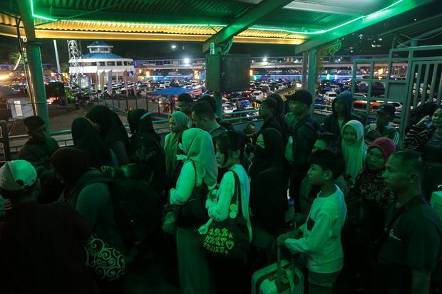 Pemudik berjalan memasuki kapal di Pelabuhan Merak, Kota Cilegon, Banten, Kamis (19/3/2026). Berdasarkan data Posko Merak pada periode 18 Maret 2026 pukul 00.00 hingga 18.00 WIB, total penumpang yang menyeberang dari Jawa ke Sumatera melalui Pelabuhan Merak, Ciwandan, dan BBJ Bojonegara pada H-3 Lebaran mencapai 124.105 orang, sementara total kendaraan yang telah diseberangkan sebanyak 34.384 unit.