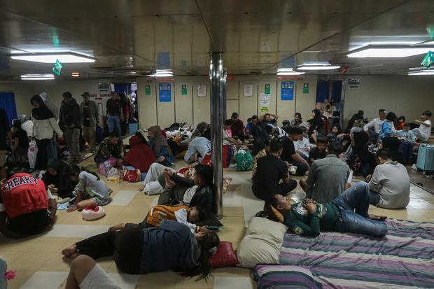 Pemudik beristirahat di atas kapal saat bersandar di Pelabuhan Merak, Kota Cilegon, Banten, Kamis (19/3/2026). Berdasarkan data Posko Merak pada periode 18 Maret 2026 pukul 00.00 hingga 18.00 WIB, total penumpang yang menyeberang dari Jawa ke Sumatera melalui Pelabuhan Merak, Ciwandan, dan BBJ Bojonegara pada H-3 Lebaran mencapai 124.105 orang, sementara total kendaraan yang telah diseberangkan sebanyak 34.384 unit.