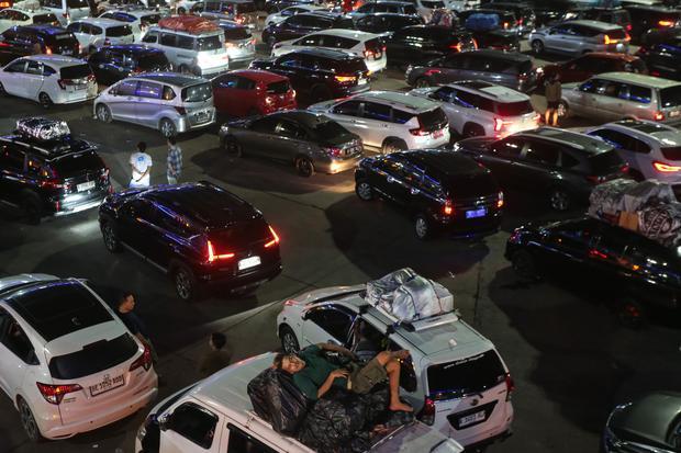 Pemudik tidur di atas kendaraannya saat antre memasuki kapal di Pelabuhan Merak, Kota Cilegon, Banten, Kamis (19/3/2026). Berdasarkan data Posko Merak pada periode 18 Maret 2026 pukul 00.00 hingga 18.00 WIB, total penumpang yang menyeberang dari Jawa ke Sumatera melalui Pelabuhan Merak, Ciwandan, dan BBJ Bojonegara pada H-3 Lebaran mencapai 124.105 orang, sementara total kendaraan yang telah diseberangkan sebanyak 34.384 unit.